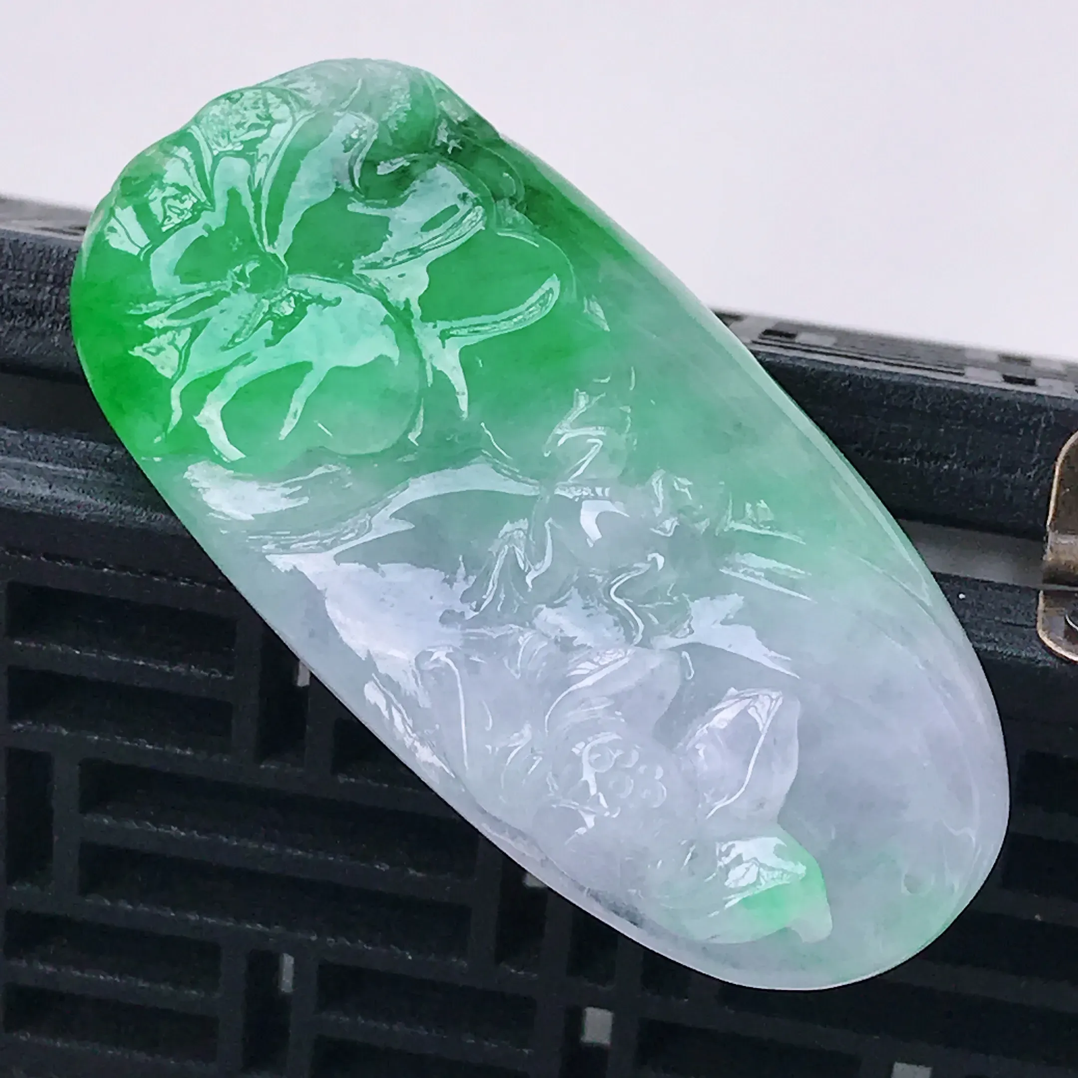 水润淡紫飘阳绿精美荷花翡翠吊坠 玉质细腻 冰清玉润 颜色漂亮  尺寸49.8/24.5/7.0