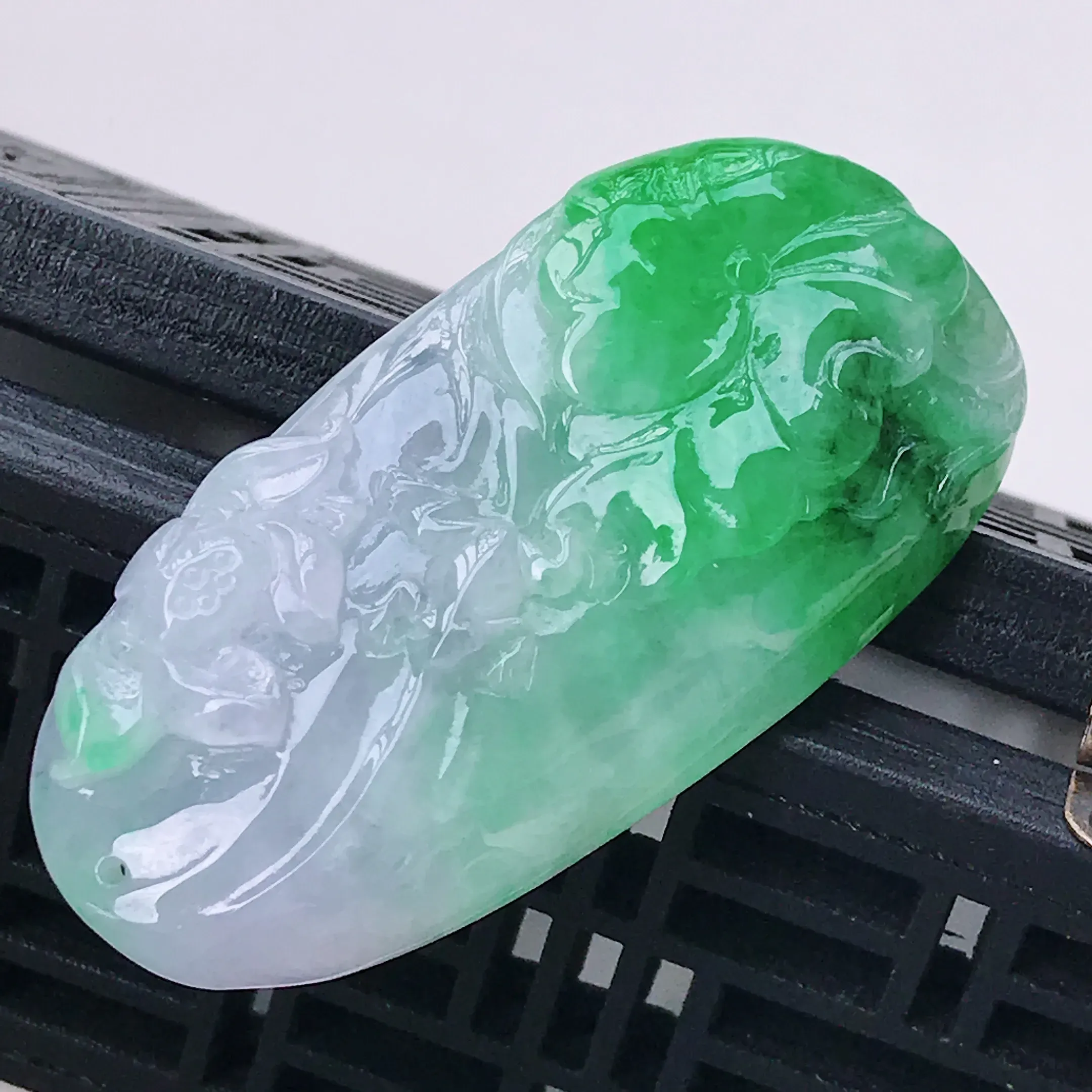 水润淡紫飘阳绿精美荷花翡翠吊坠 玉质细腻 冰清玉润 颜色漂亮  尺寸49.8/24.5/7.0