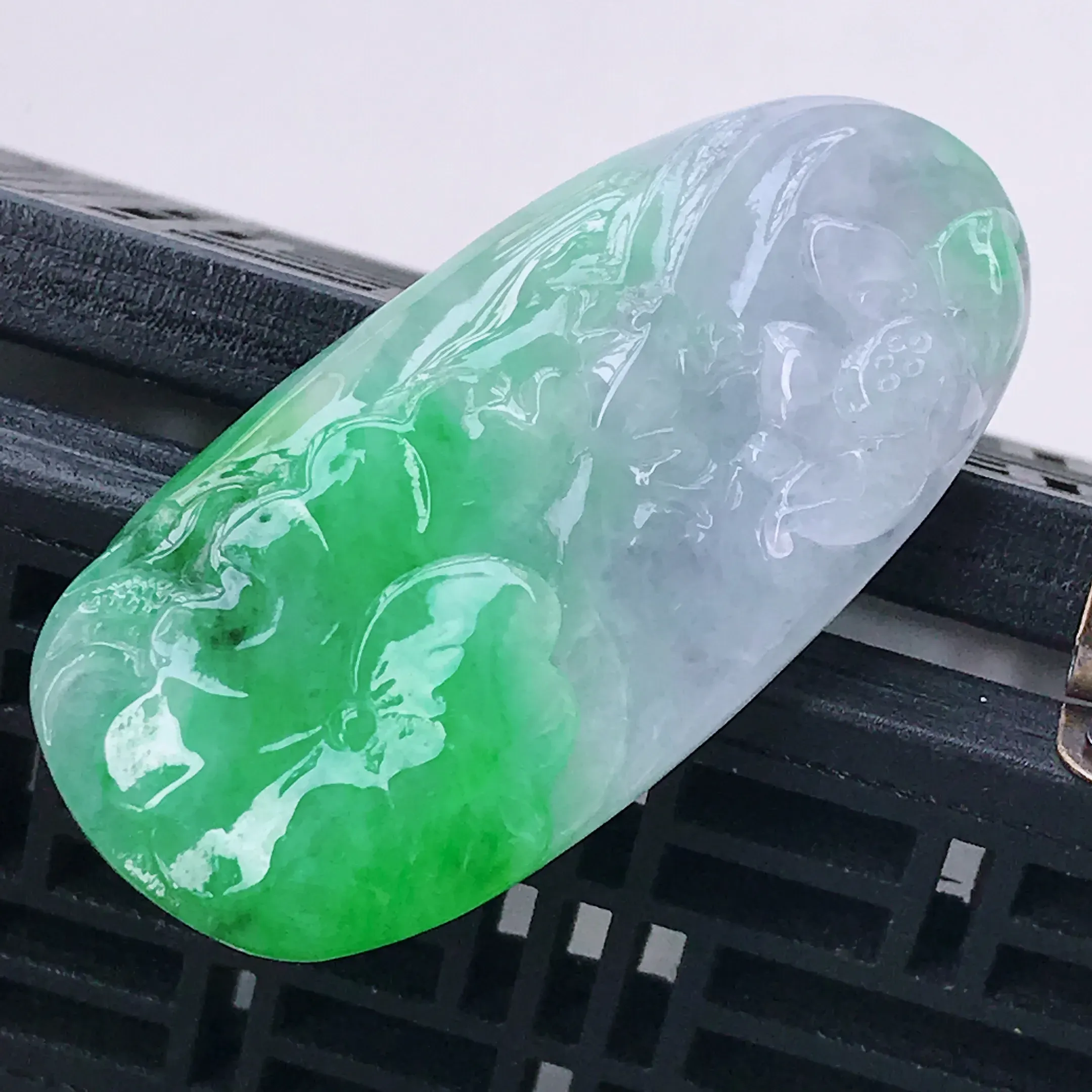 水润淡紫飘阳绿精美荷花翡翠吊坠 玉质细腻 冰清玉润 颜色漂亮  尺寸49.8/24.5/7.0