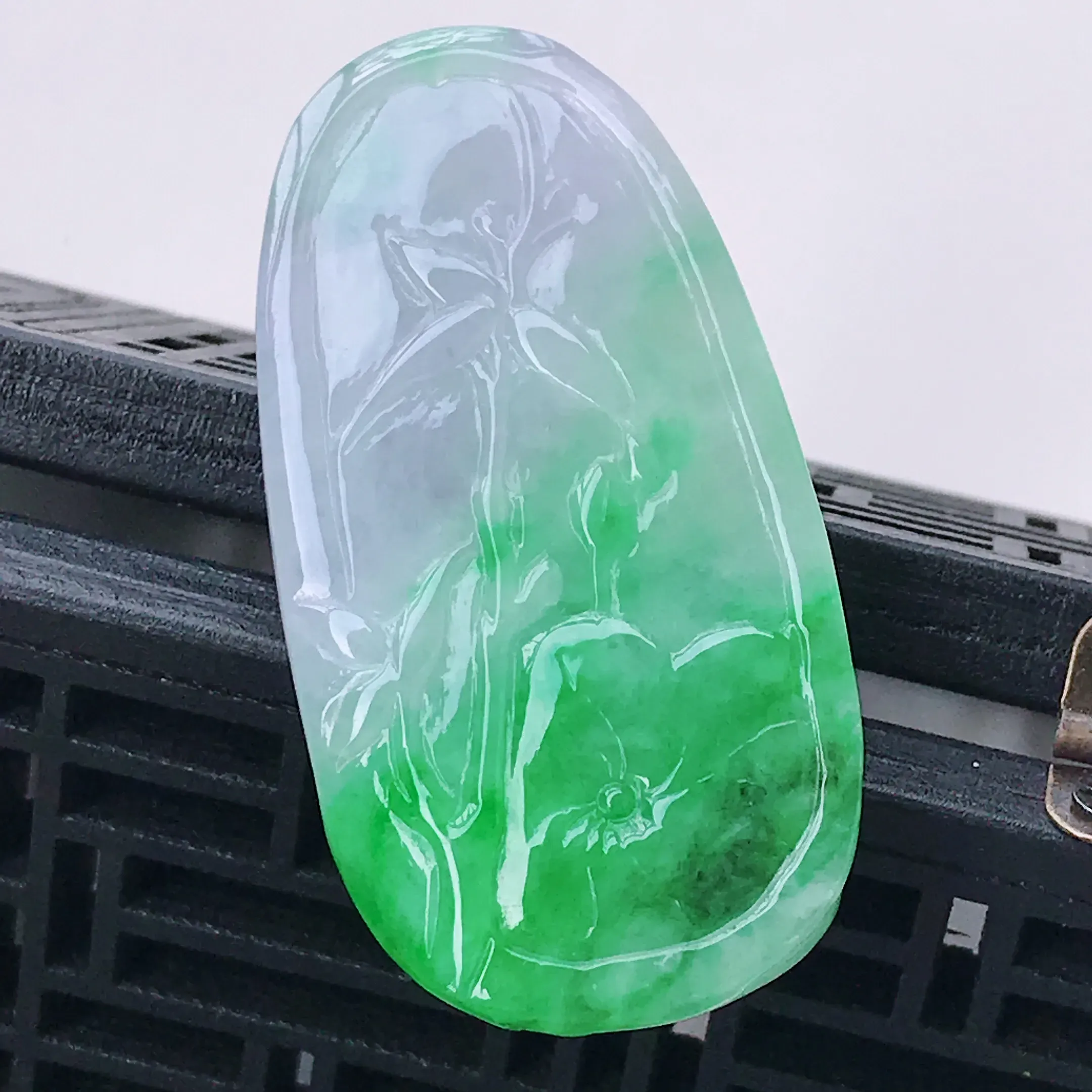 水润淡紫飘阳绿精美荷花翡翠吊坠 玉质细腻 冰清玉润 颜色漂亮  尺寸49.8/24.5/7.0