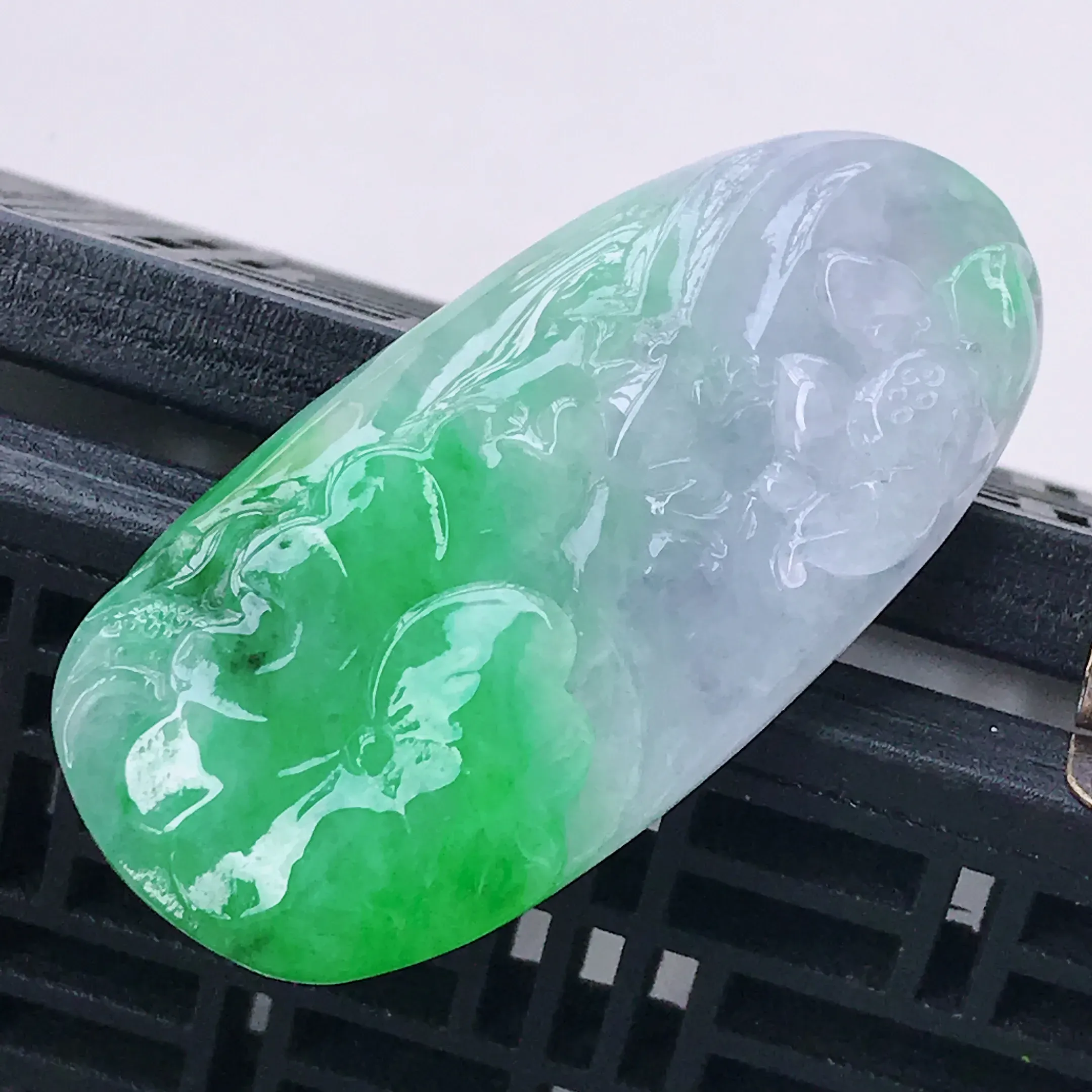 水润淡紫飘阳绿精美荷花翡翠吊坠 玉质细腻 冰清玉润 颜色漂亮  尺寸49.8/24.5/7.0