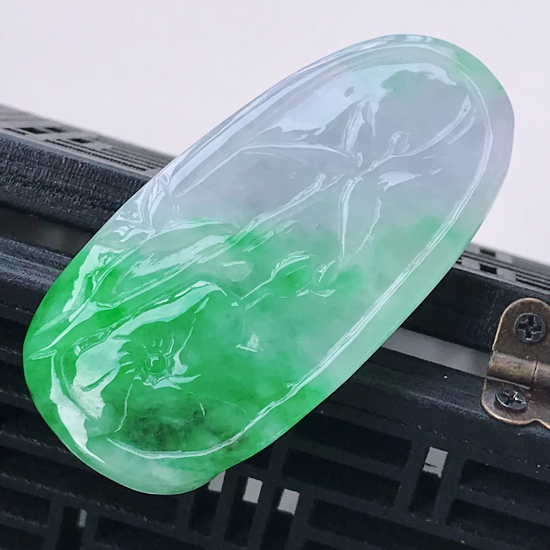 水润淡紫飘阳绿精美荷花翡翠吊坠 玉质细腻 冰清玉润 颜色漂亮  尺寸49.8/24.5/7.0