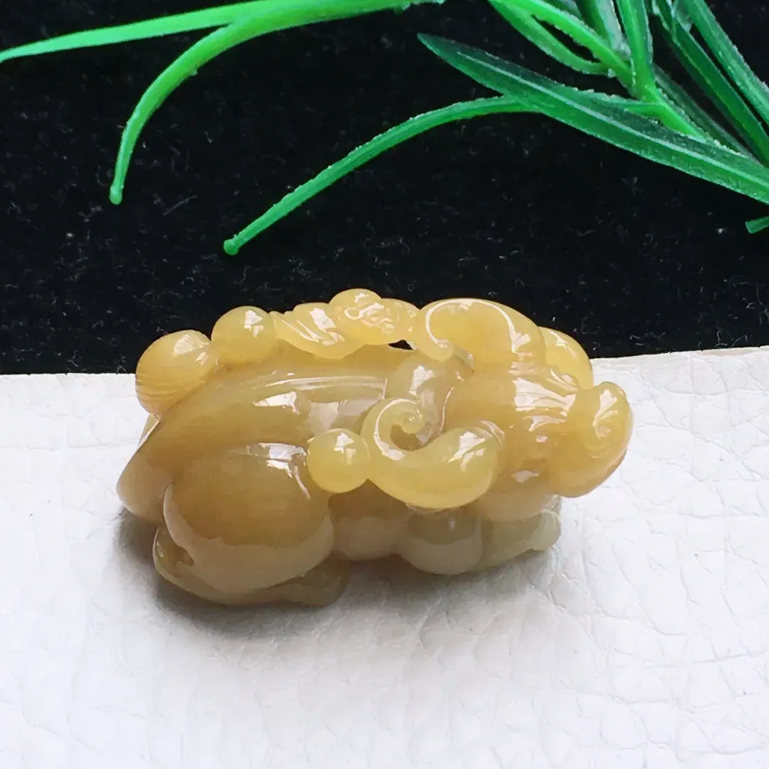 自然光实拍，特色冰胶鸡油黄立体牛 生肖牛玉吊坠，种老水足  雕工精湛 玉质细腻，色泽鲜亮活跃 佩戴高雅大方！gf 尺寸:37.5*20*15.5mm