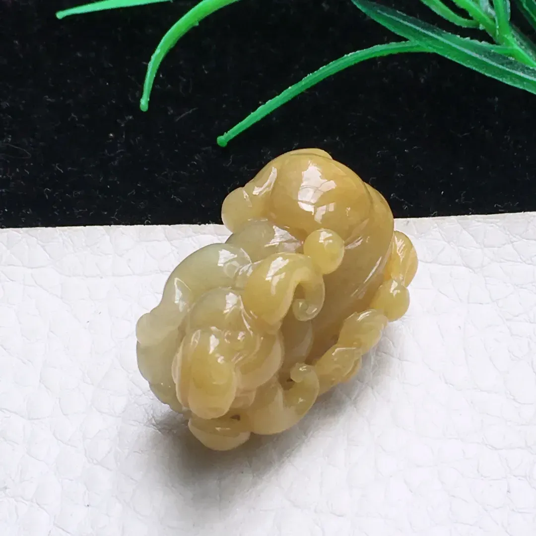 自然光实拍，特色冰胶鸡油黄立体牛 生肖牛玉吊坠，种老水足  雕工精湛 玉质细腻，色泽鲜亮活跃 佩戴高雅大方！gf 尺寸:37.5*20*15.5mm