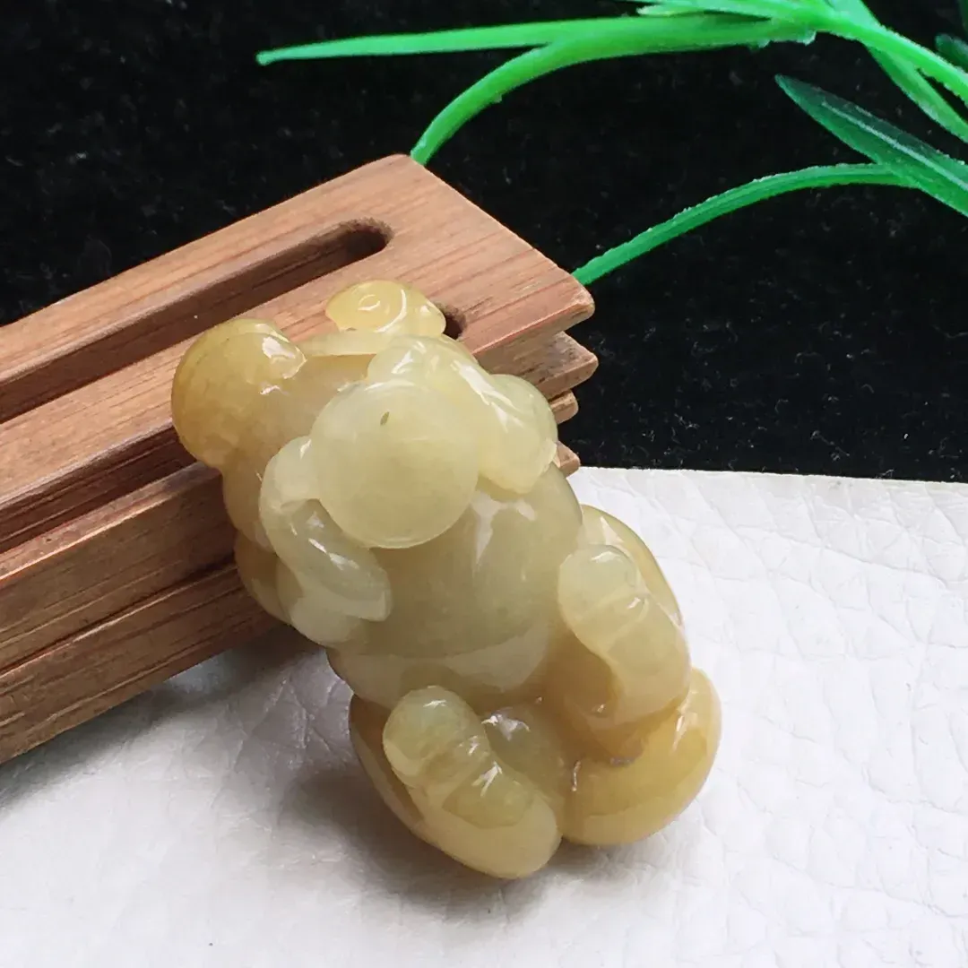 自然光实拍，特色冰胶鸡油黄立体牛 生肖牛玉吊坠，种老水足  雕工精湛 玉质细腻，色泽鲜亮活跃 佩戴高雅大方！gf 尺寸:37.5*20*15.5mm