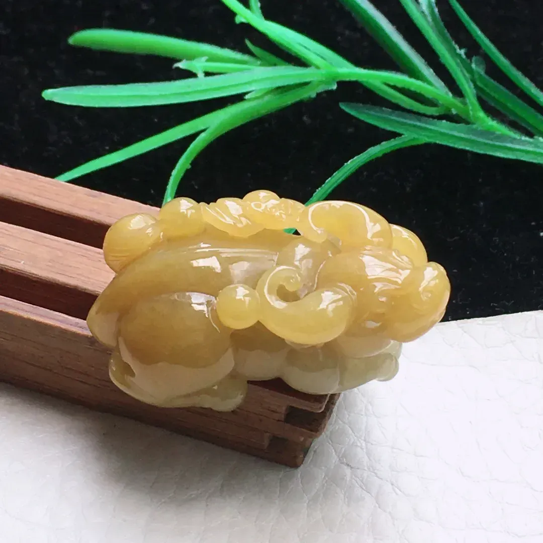 自然光实拍，特色冰胶鸡油黄立体牛 生肖牛玉吊坠，种老水足  雕工精湛 玉质细腻，色泽鲜亮活跃 佩戴高雅大方！gf 尺寸:37.5*20*15.5mm