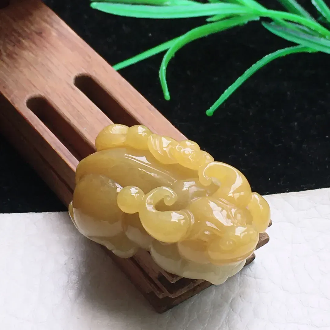 自然光实拍，特色冰胶鸡油黄立体牛 生肖牛玉吊坠，种老水足  雕工精湛 玉质细腻，色泽鲜亮活跃 佩戴高雅大方！gf 尺寸:37.5*20*15.5mm