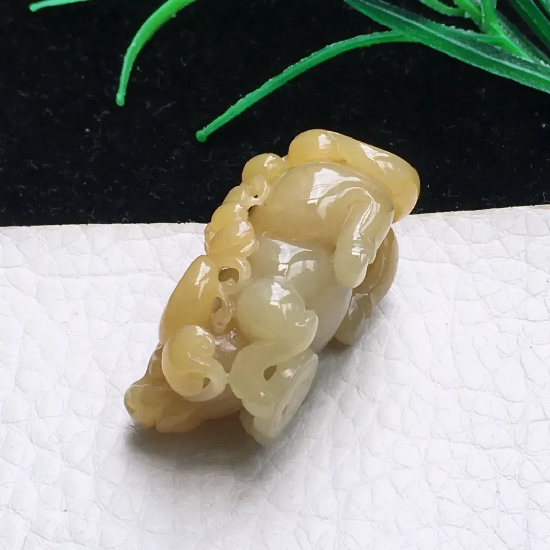 自然光实拍，特色冰胶鸡油黄立体牛 生肖牛玉吊坠，种老水足  雕工精湛 玉质细腻，色泽鲜亮活跃 佩戴高雅大方！gf 尺寸:37.5*20*15.5mm