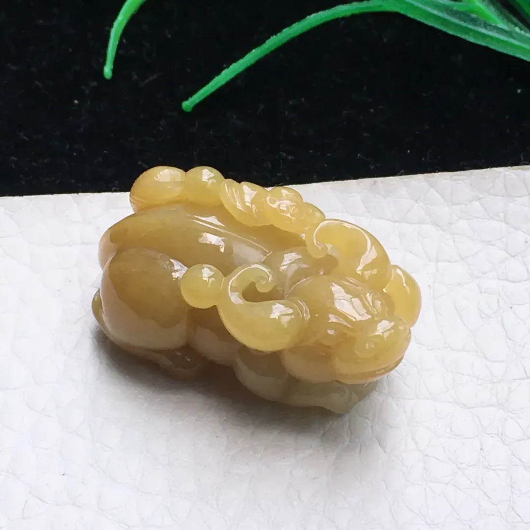 自然光实拍，特色冰胶鸡油黄立体牛 生肖牛玉吊坠，种老水足  雕工精湛 玉质细腻，色泽鲜亮活跃 佩戴高雅大方！gf 尺寸:37.5*20*15.5mm