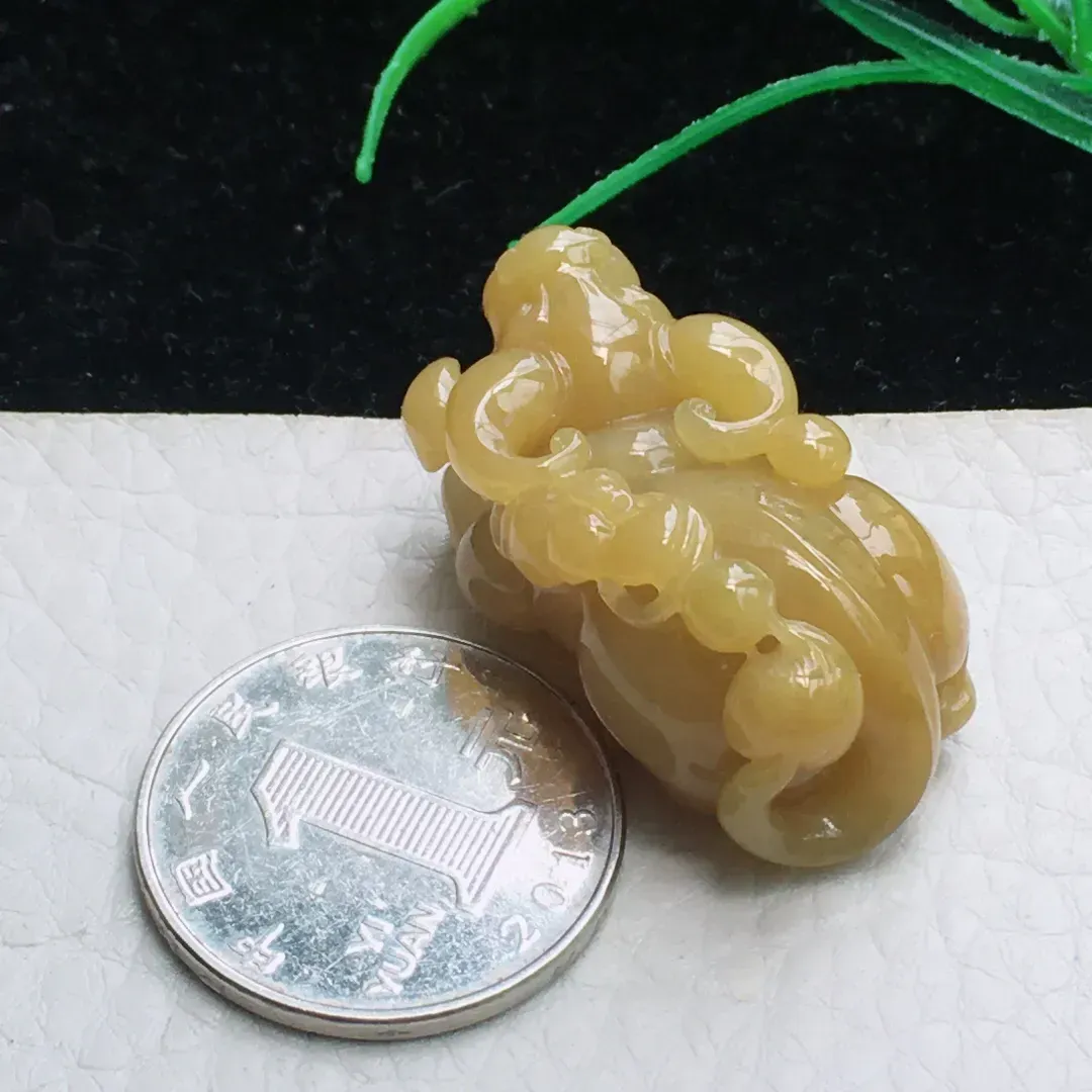 自然光实拍，特色冰胶鸡油黄立体牛 生肖牛玉吊坠，种老水足  雕工精湛 玉质细腻，色泽鲜亮活跃 佩戴高雅大方！gf 尺寸:37.5*20*15.5mm