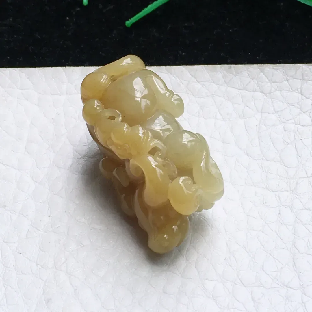 自然光实拍，特色冰胶鸡油黄立体牛 生肖牛玉吊坠，种老水足  雕工精湛 玉质细腻，色泽鲜亮活跃 佩戴高雅大方！gf 尺寸:37.5*20*15.5mm