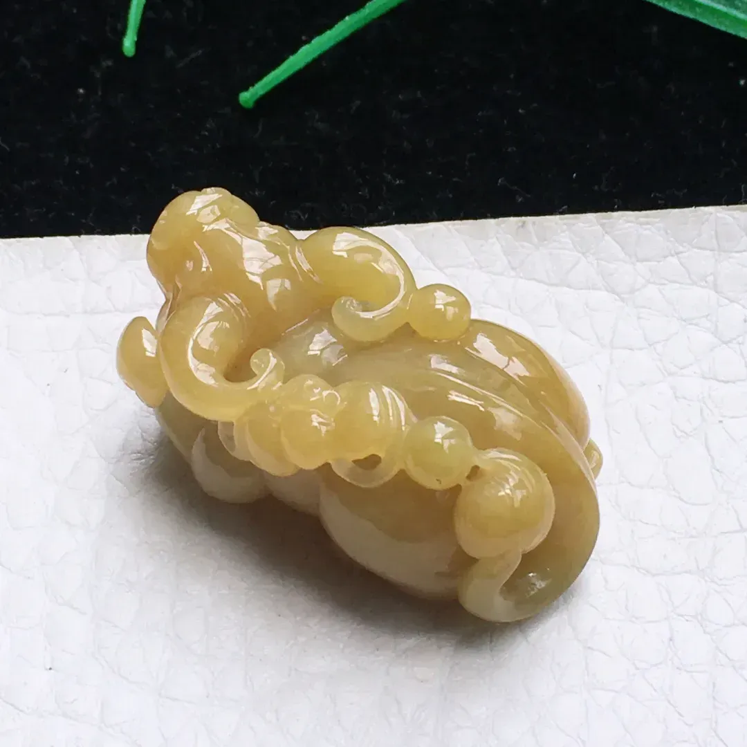 自然光实拍，特色冰胶鸡油黄立体牛 生肖牛玉吊坠，种老水足  雕工精湛 玉质细腻，色泽鲜亮活跃 佩戴高雅大方！gf 尺寸:37.5*20*15.5mm