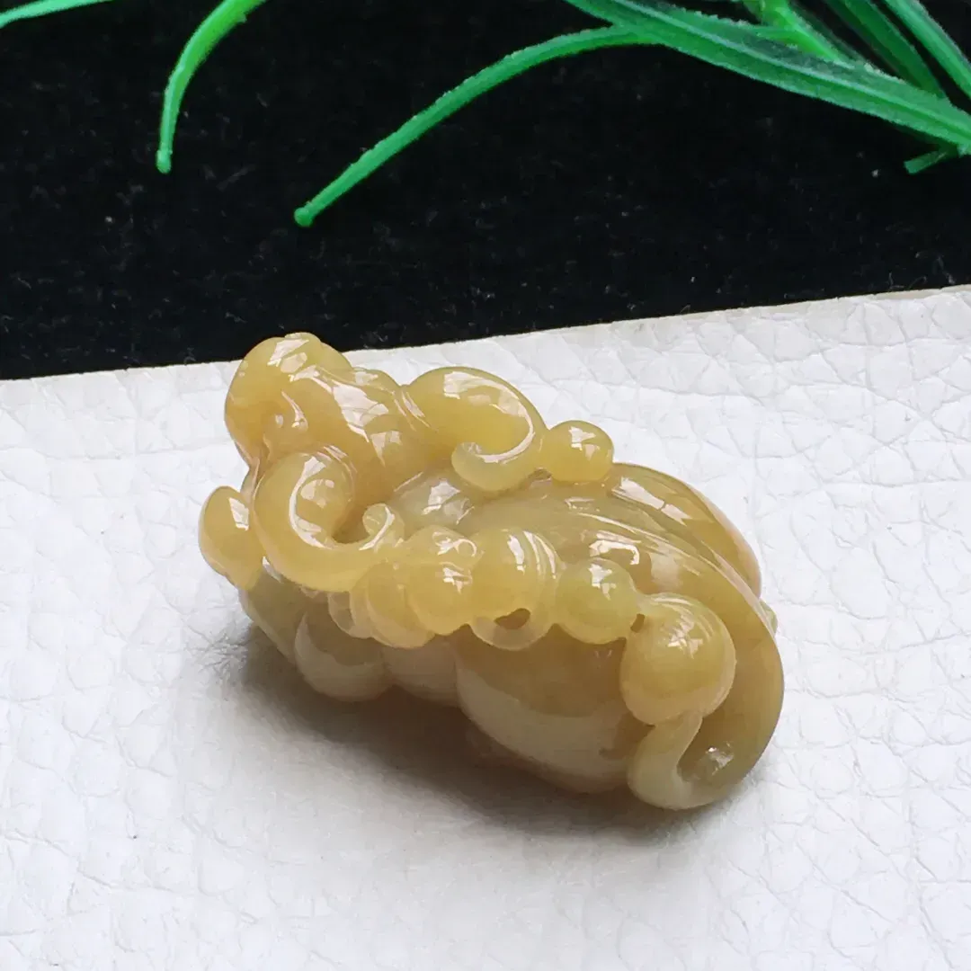 自然光实拍，特色冰胶鸡油黄立体牛 生肖牛玉吊坠，种老水足  雕工精湛 玉质细腻，色泽鲜亮活跃 佩戴高雅大方！gf 尺寸:37.5*20*15.5mm