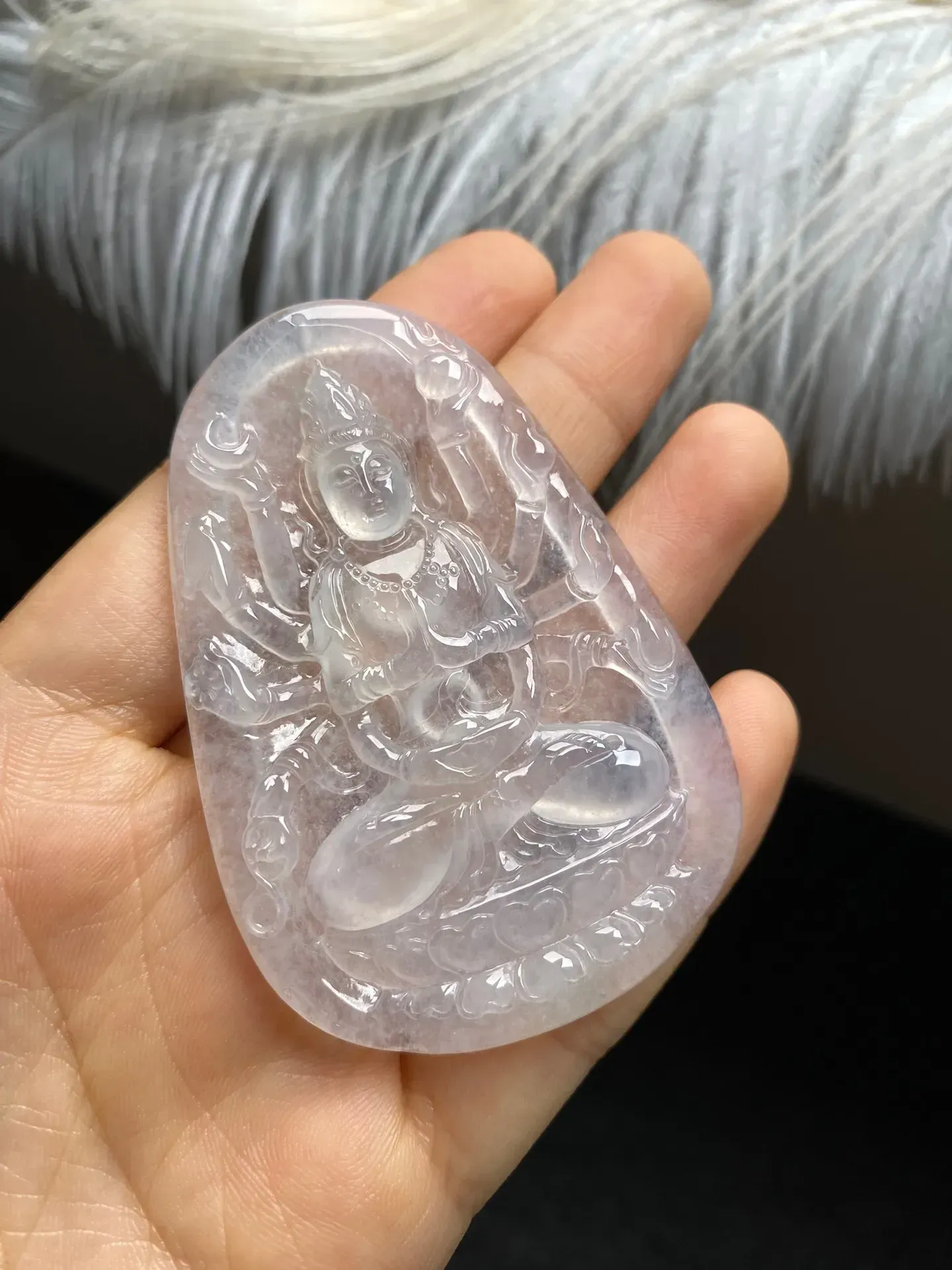 冰种起光千手观音，种好冰莹透亮起莹光，尺寸69.5x46.9x6mm，品相好雕工精细，法相庄严肃穆，上身效果大气