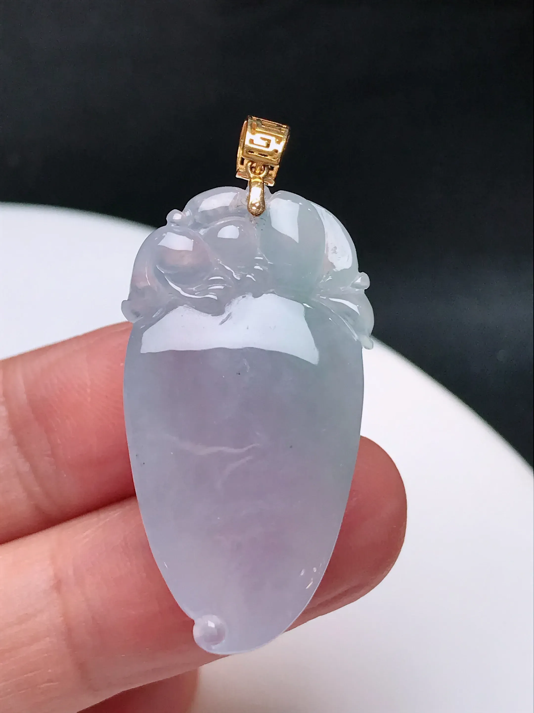 严选推荐福瓜吊坠，老坑水润冰糯种福瓜吊坠，18k金镶嵌，饱满圆润，品相佳，佩戴效果佳，尽显气质。种水很好，晶体结构致密，起强玻璃光泽。晶莹透亮，美感十足。高性价比，值得入手。裸石直径约32.7-18.1-9.9毫米