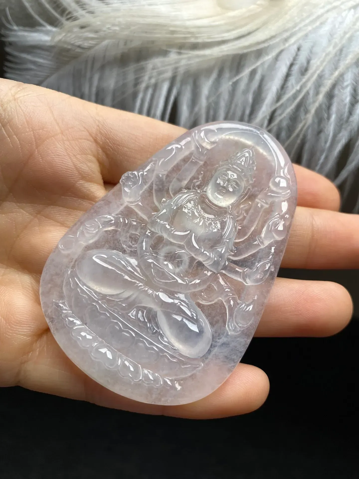 冰种起光千手观音，种好冰莹透亮起莹光，尺寸69.5x46.9x6mm，品相好雕工精细，法相庄严肃穆，上身效果大气