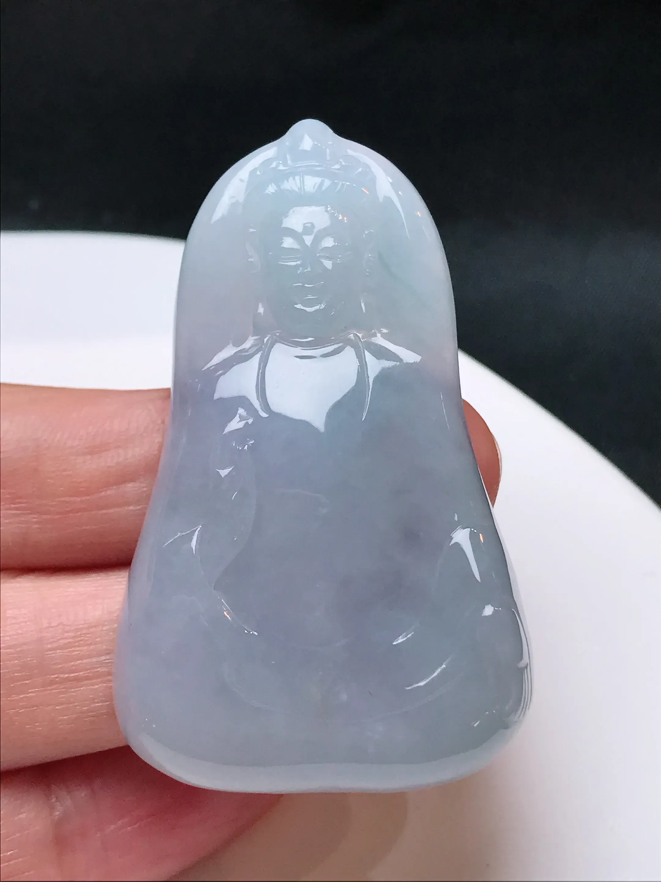 严选推荐 观音，老坑糯种观音挂件，种水上乘，起强玻璃光泽。作品雕工精细，开脸祥和，品相佳，佩戴效果佳。高性价比，高收藏价值，不可多得的材料，值得入手。裸石规格约52.7-32.1-6.1毫米