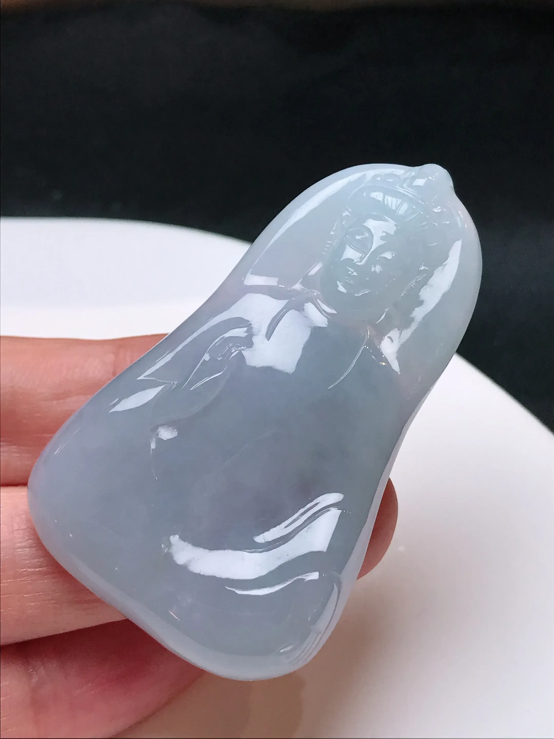 严选推荐 观音，老坑糯种观音挂件，种水上乘，起强玻璃光泽。作品雕工精细，开脸祥和，品相佳，佩戴效果佳。高性价比，高收藏价值，不可多得的材料，值得入手。裸石规格约52.7-32.1-6.1毫米