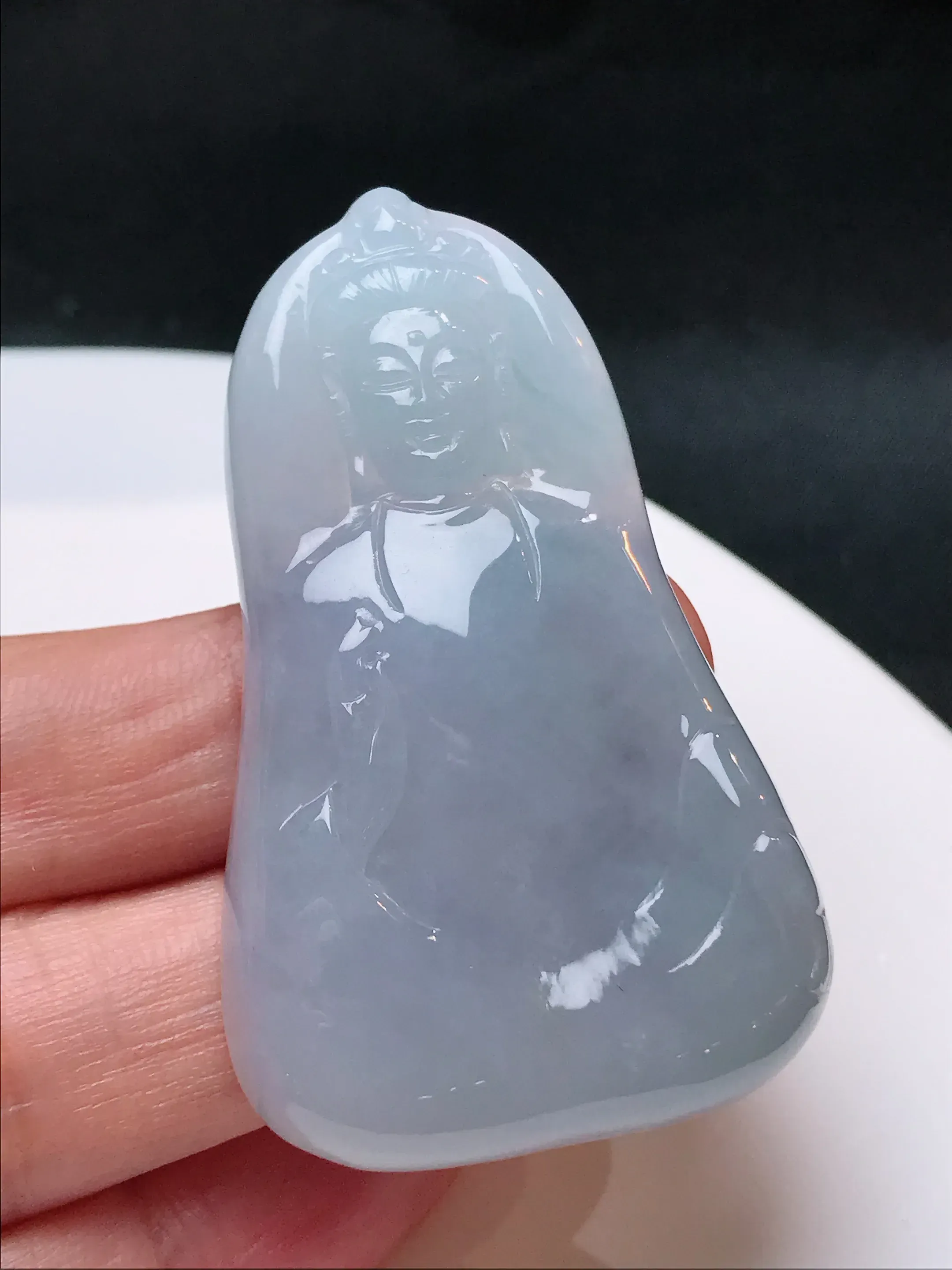 严选推荐 观音，老坑糯种观音挂件，种水上乘，起强玻璃光泽。作品雕工精细，开脸祥和，品相佳，佩戴效果佳。高性价比，高收藏价值，不可多得的材料，值得入手。裸石规格约52.7-32.1-6.1毫米