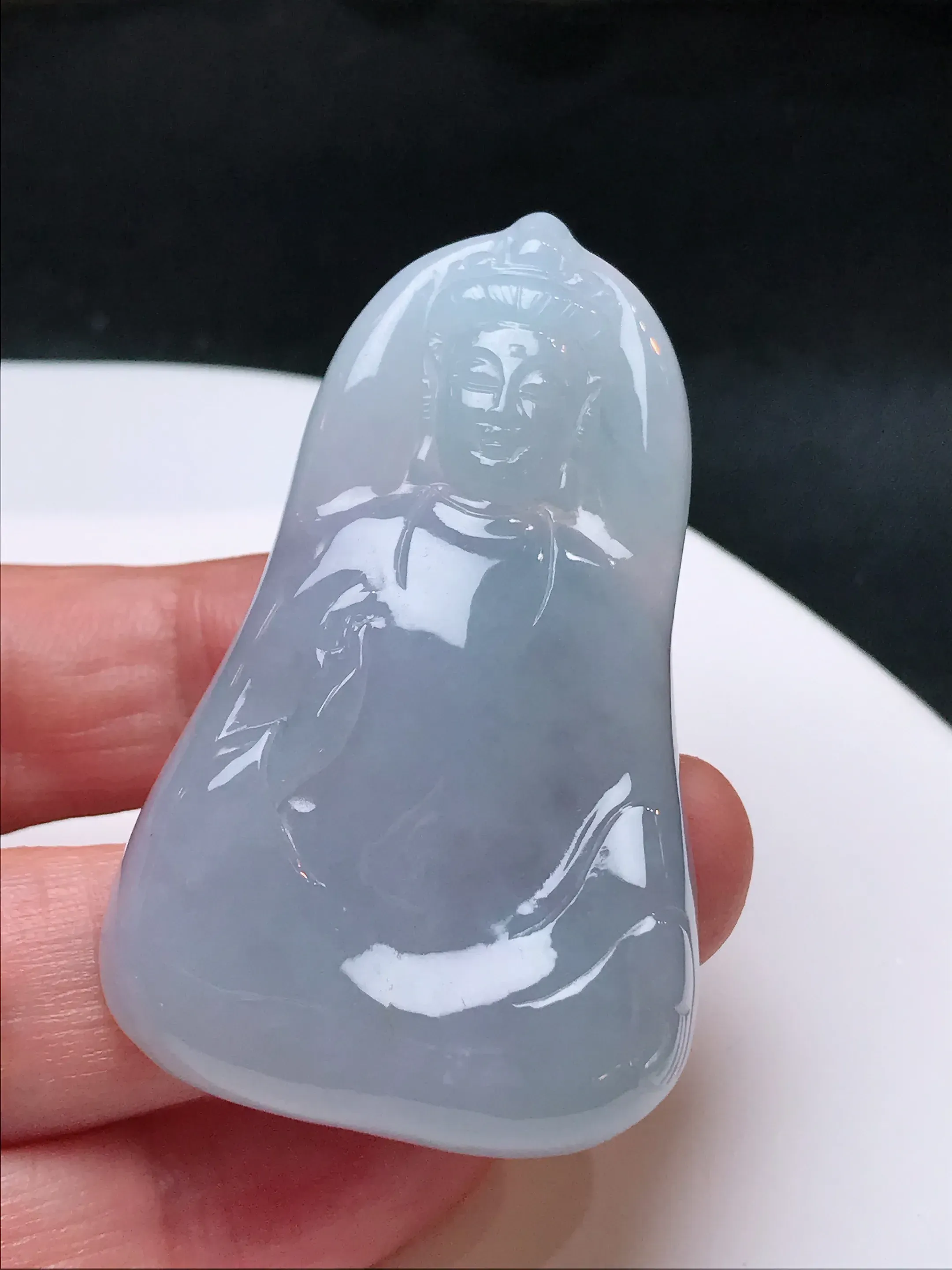 严选推荐 观音，老坑糯种观音挂件，种水上乘，起强玻璃光泽。作品雕工精细，开脸祥和，品相佳，佩戴效果佳。高性价比，高收藏价值，不可多得的材料，值得入手。裸石规格约52.7-32.1-6.1毫米