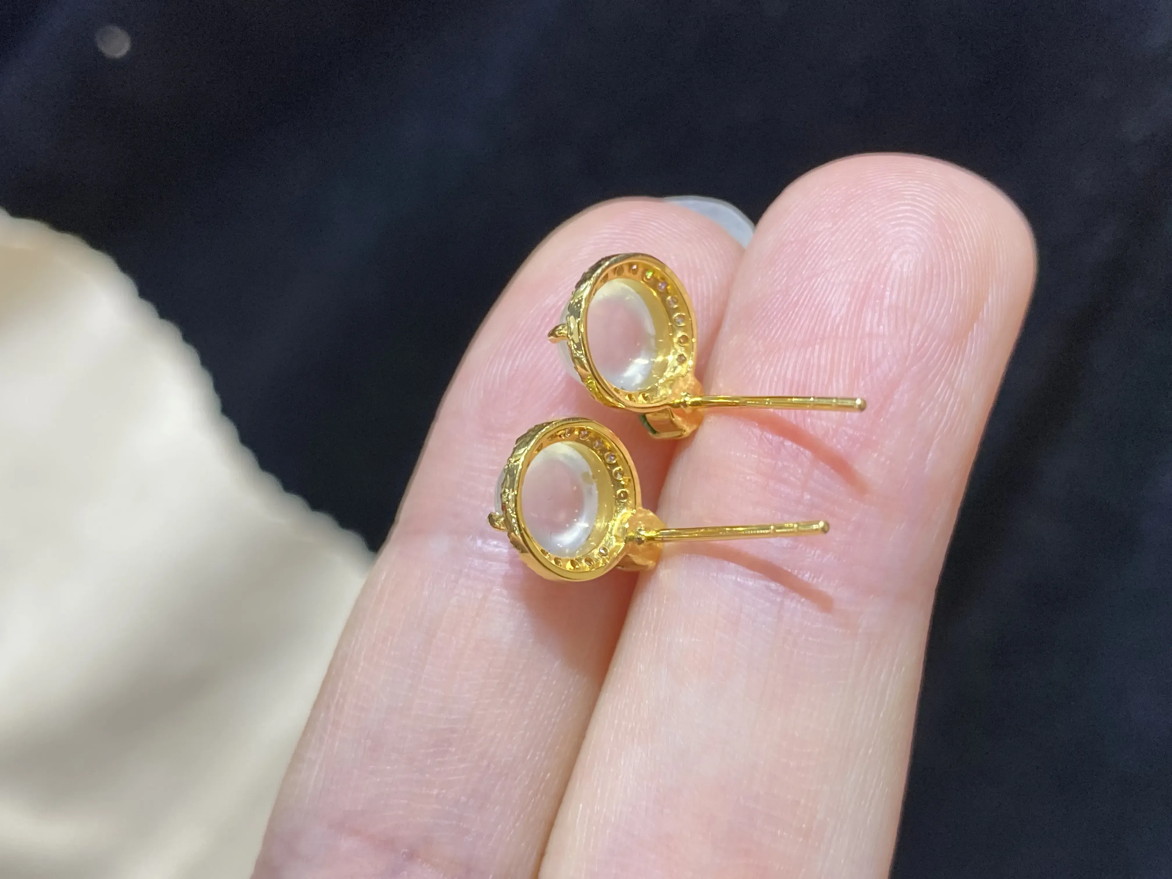 优选推荐玻璃种荧光蛋面耳钉耳坠，18k金镶嵌，冰清水润，品相佳，干净清爽，精致新颖，佩戴时尚出众。整体尺寸：10-8-4.7毫米