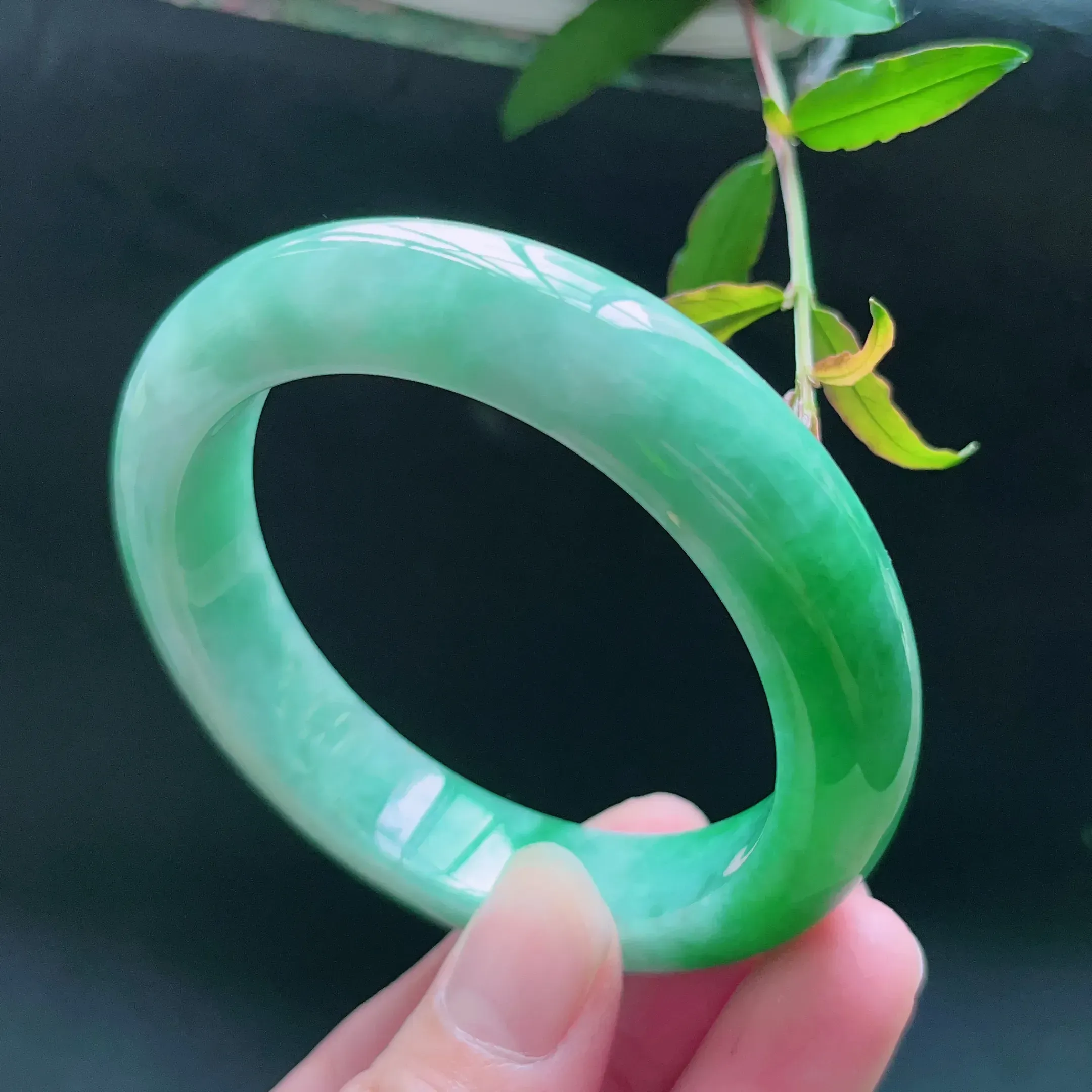 缅甸天然a货翡翠飘绿宽边手镯，圈口：52.5mm
