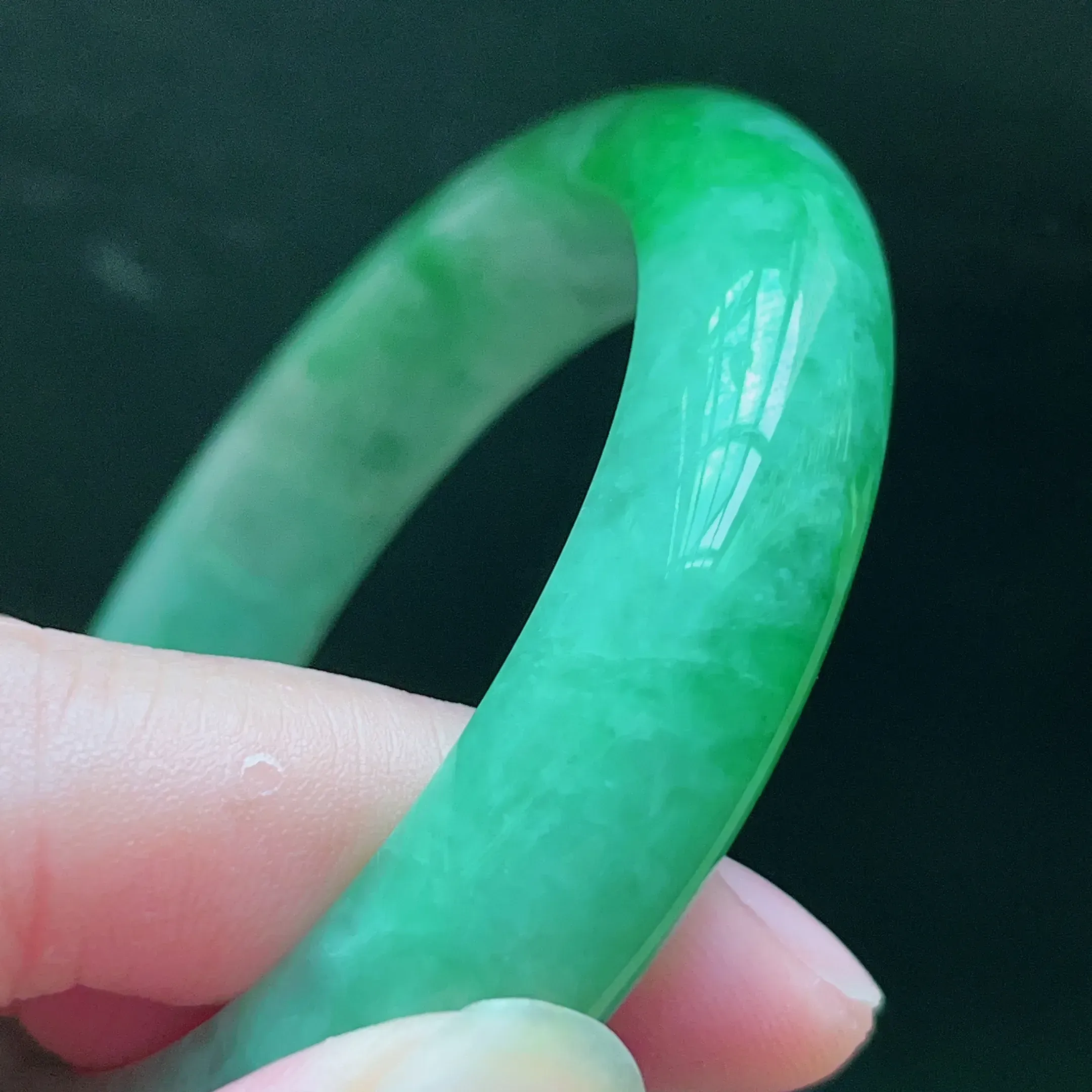 缅甸天然a货翡翠飘绿宽边手镯，圈口：52.5mm