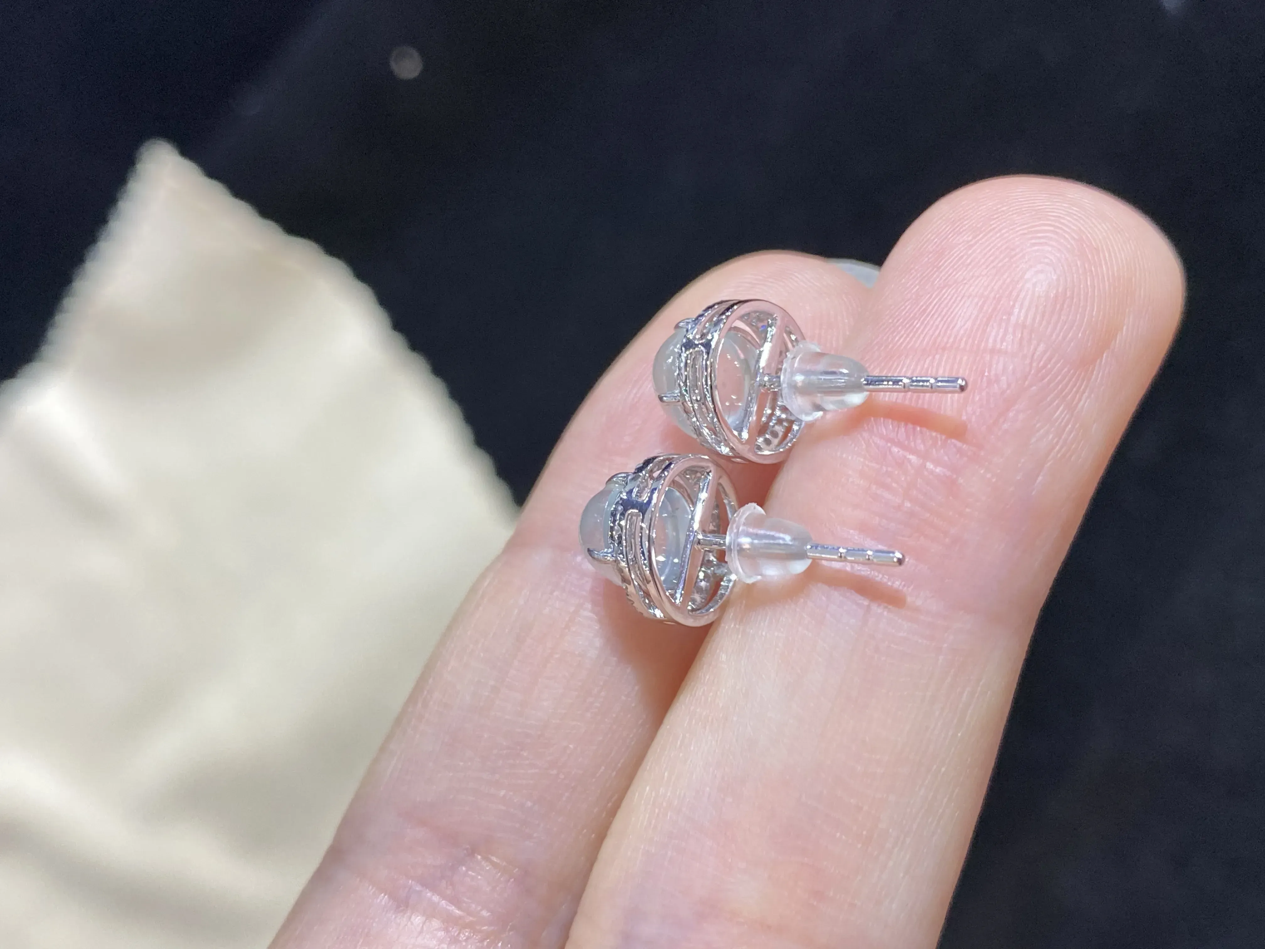 优选推荐玻璃种荧光蛋面耳钉耳坠，18k金镶嵌，冰清水润，品相佳，干净清爽，精致新颖，佩戴时尚出众。整体尺寸：9.3-8-6毫米