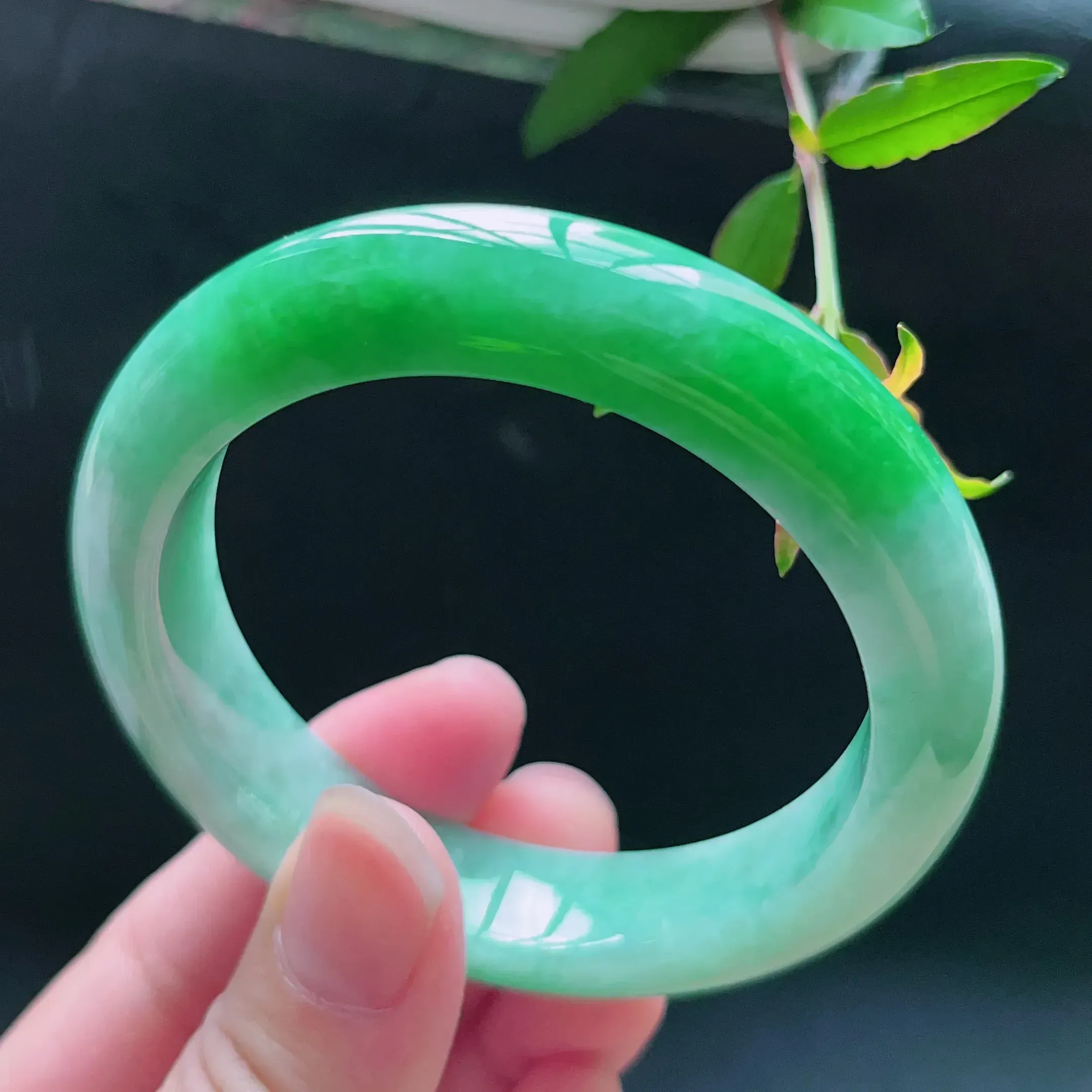 缅甸天然a货翡翠飘绿宽边手镯，圈口：52.5mm
