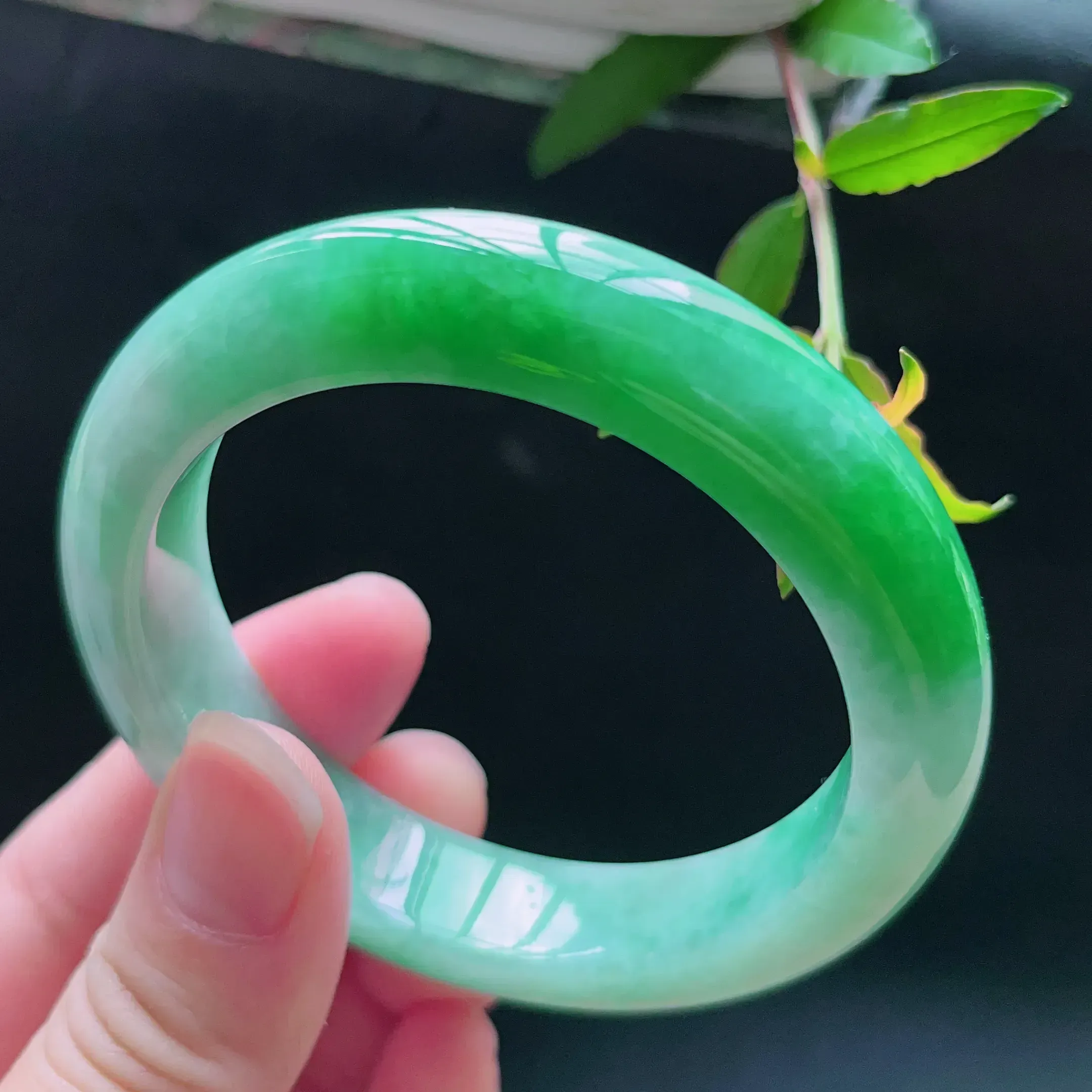 缅甸天然a货翡翠飘绿宽边手镯，圈口：52.5mm