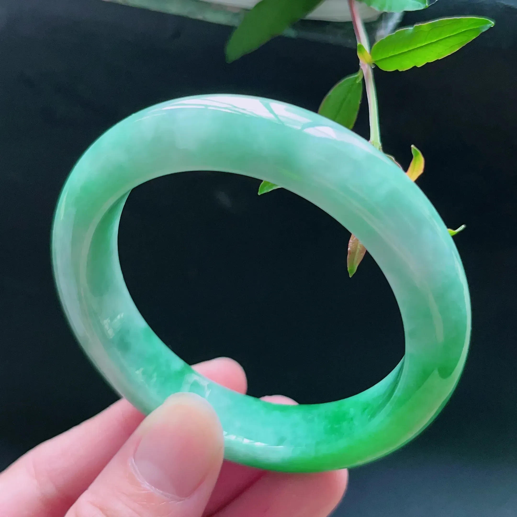 缅甸天然a货翡翠飘绿宽边手镯，圈口：52.5mm