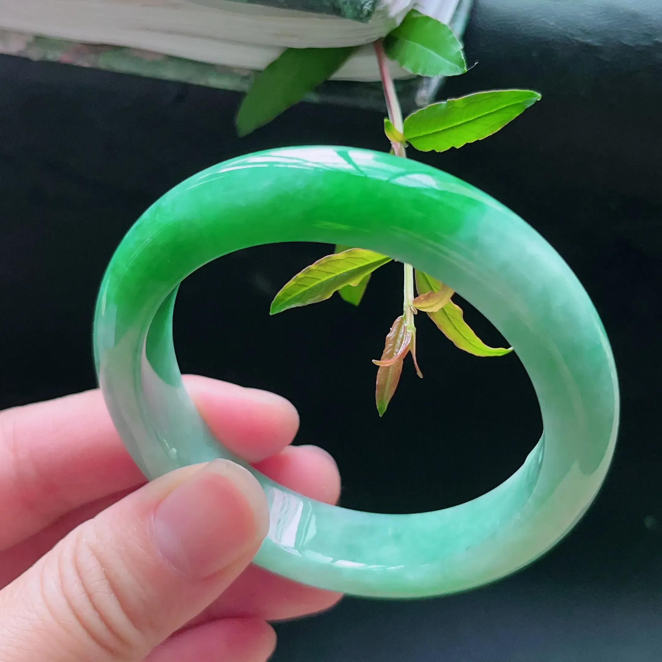 缅甸天然a货翡翠飘绿宽边手镯，圈口：52.5mm