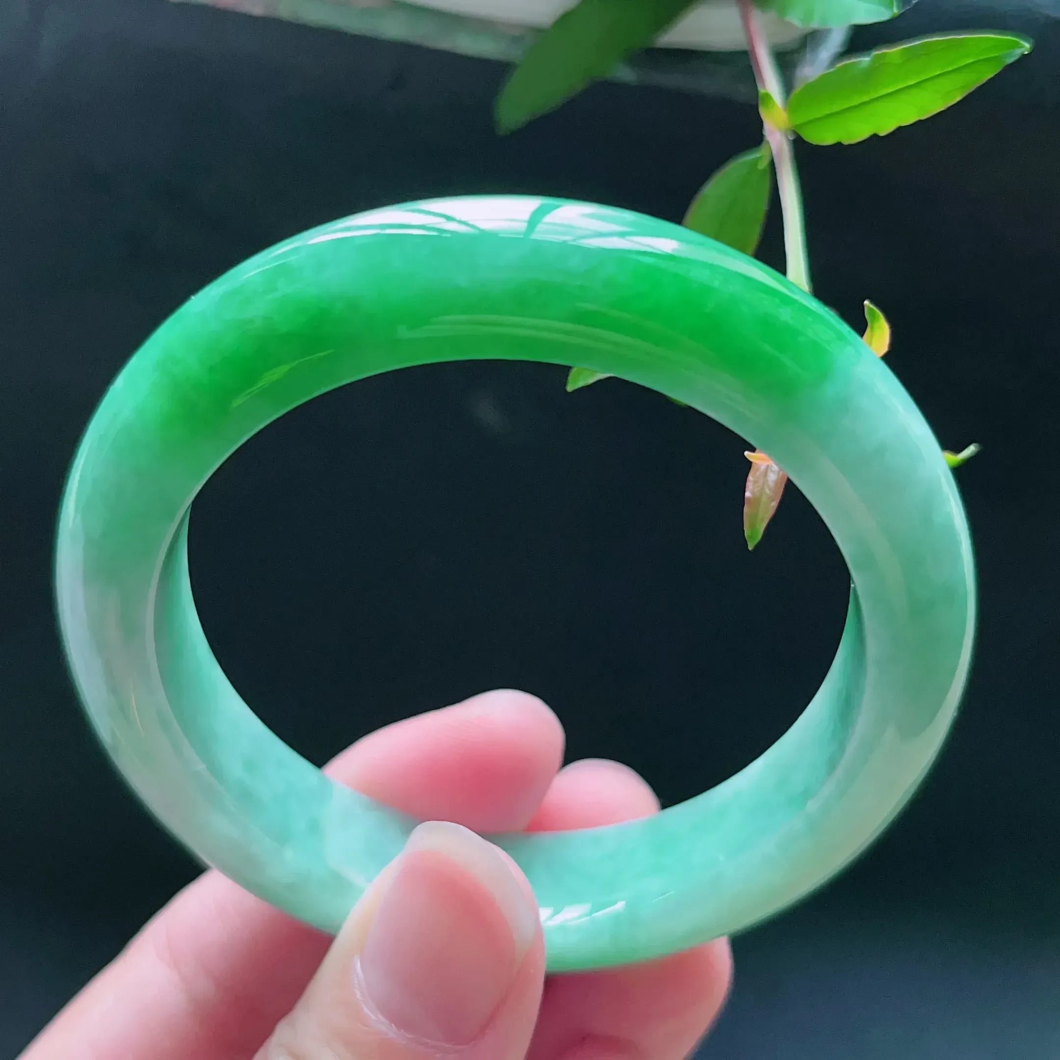 缅甸天然a货翡翠飘绿宽边手镯，圈口：52.5mm