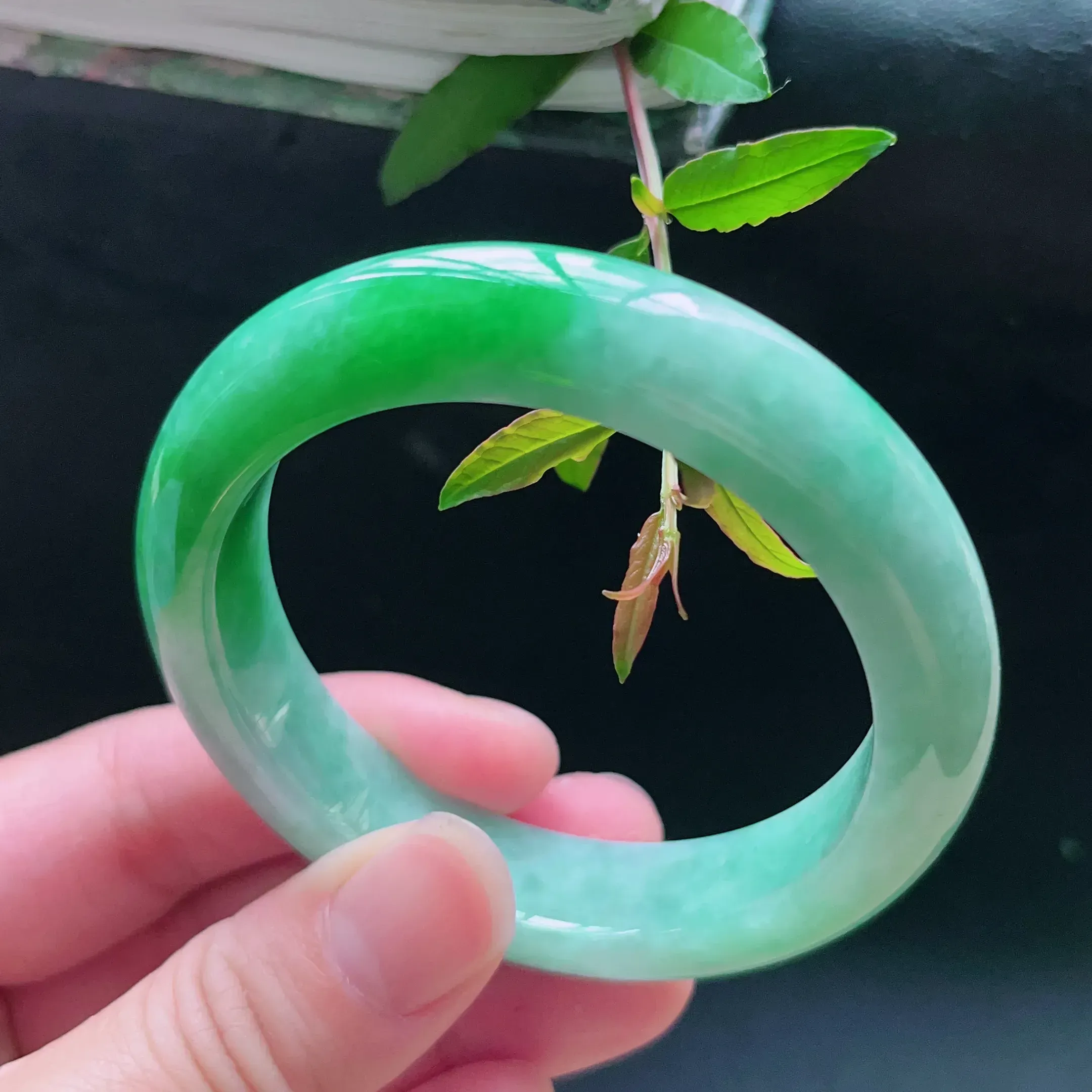 缅甸天然a货翡翠飘绿宽边手镯，圈口：52.5mm