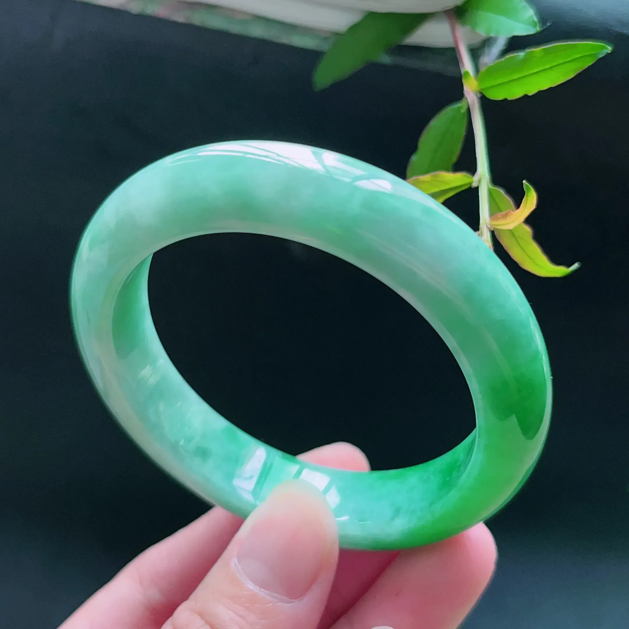 缅甸天然a货翡翠飘绿宽边手镯，圈口：52.5mm