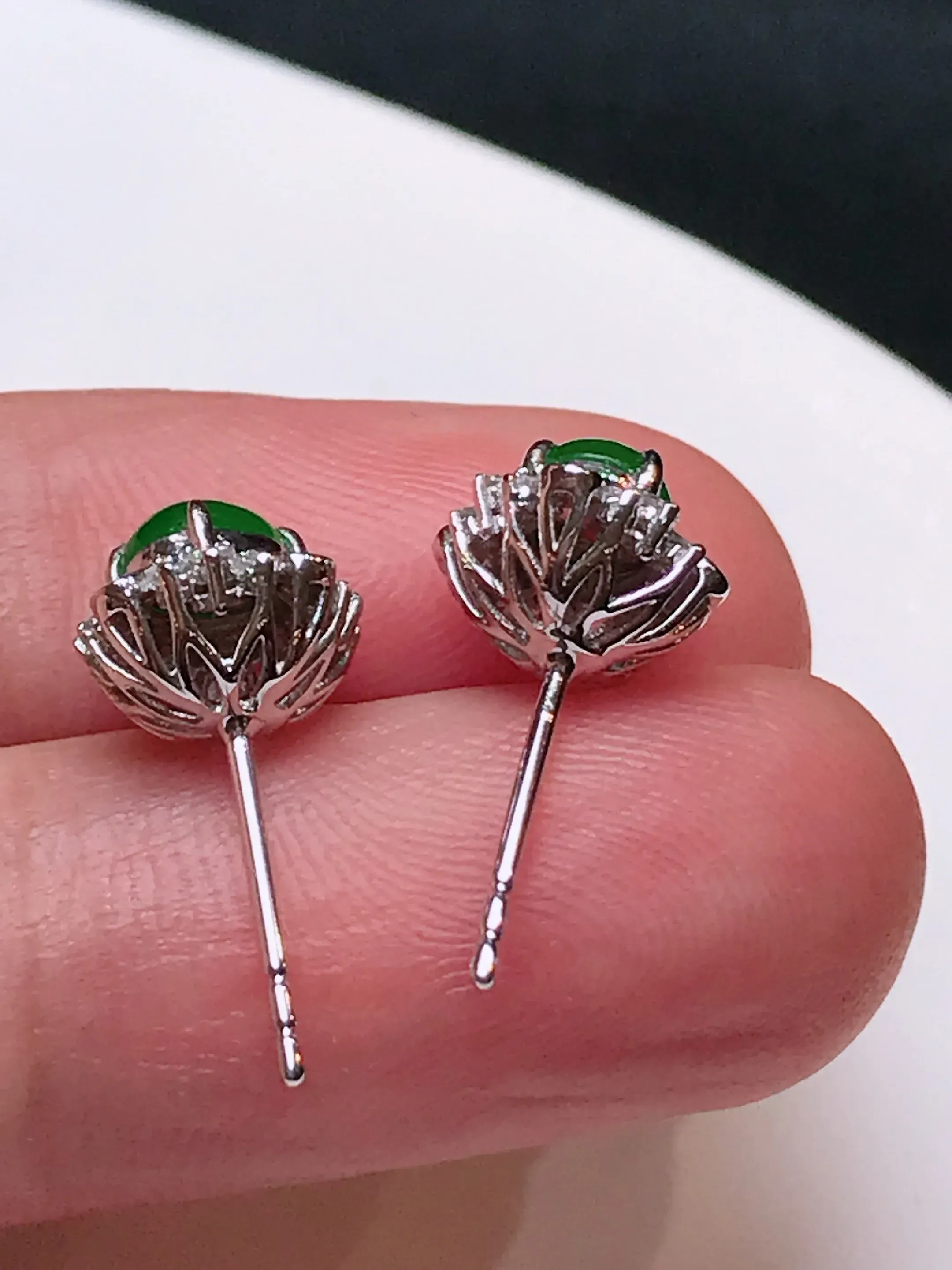 严选推荐耳钉，老坑玻璃种阳绿翡翠四季豆耳钉，18k金钻镶嵌而成，品相佳，佩戴效果佳，尽显气质。老坑料子，种水上乘，盈润通透，起强玻璃光泽。高性价比，值得入手。裸石尺寸约5.3-4.6毫米