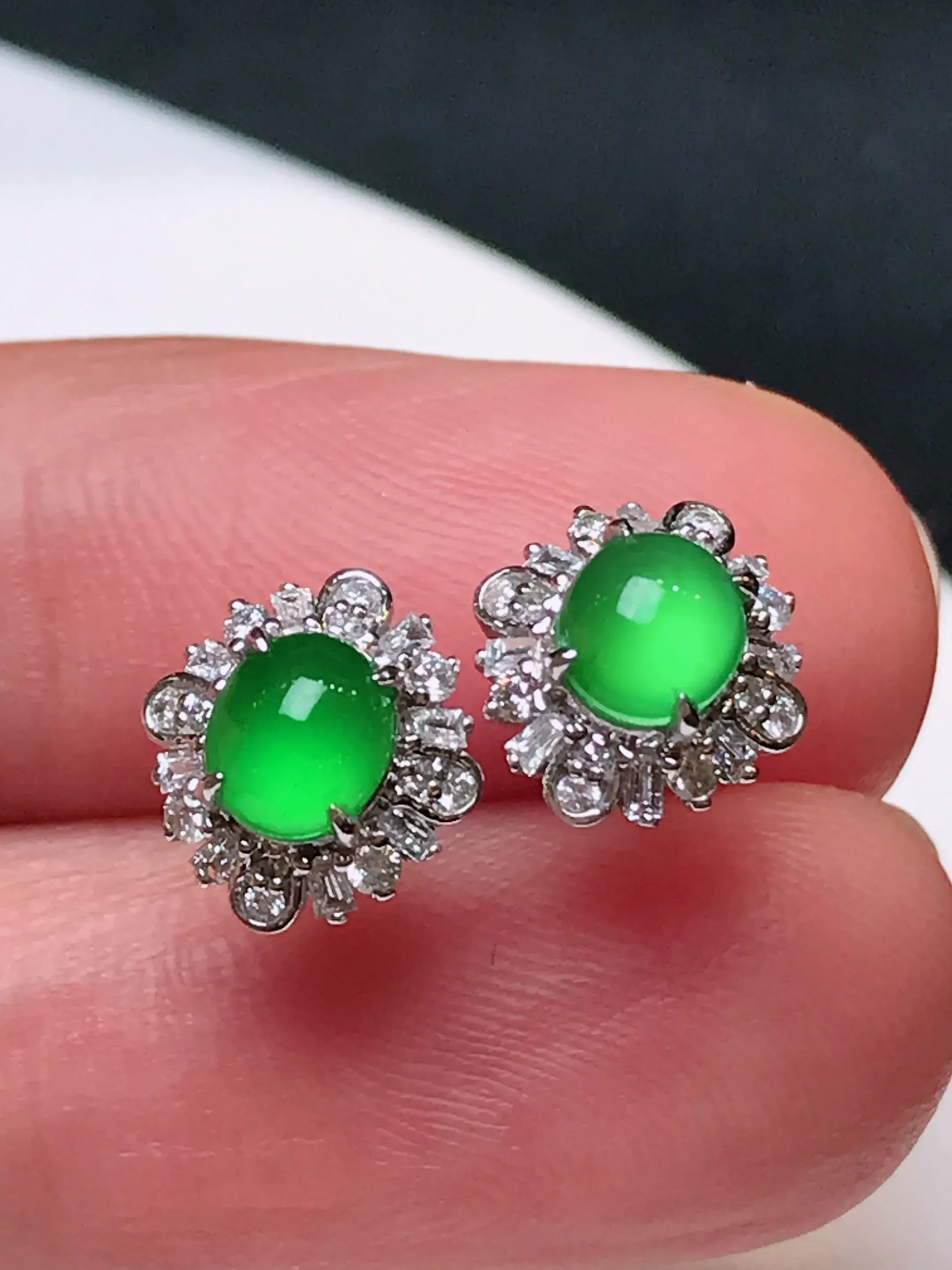 严选推荐耳钉，老坑玻璃种阳绿翡翠四季豆耳钉，18k金钻镶嵌而成，品相佳，佩戴效果佳，尽显气质。老坑料子，种水上乘，盈润通透，起强玻璃光泽。高性价比，值得入手。裸石尺寸约5.3-4.6毫米