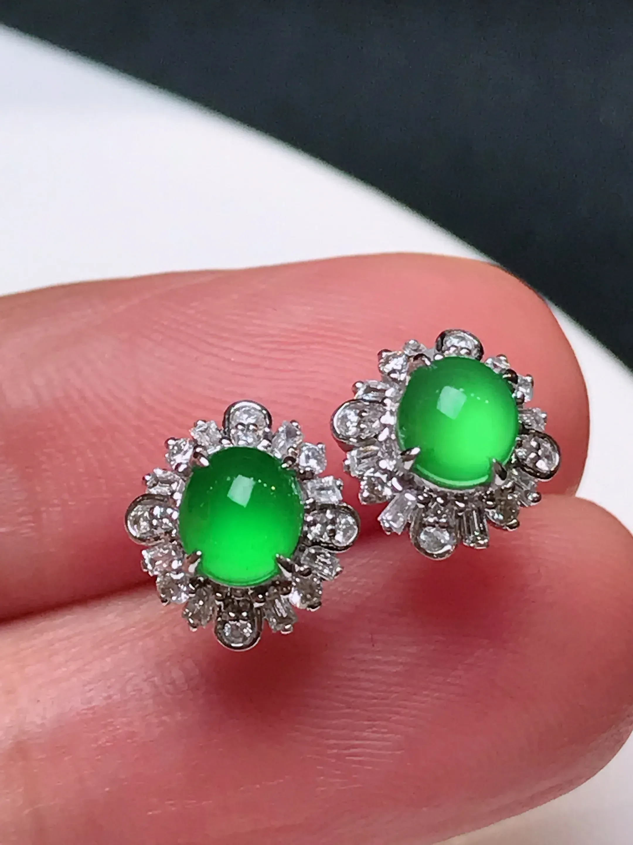 严选推荐耳钉，老坑玻璃种阳绿翡翠四季豆耳钉，18k金钻镶嵌而成，品相佳，佩戴效果佳，尽显气质。老坑料子，种水上乘，盈润通透，起强玻璃光泽。高性价比，值得入手。裸石尺寸约5.3-4.6毫米