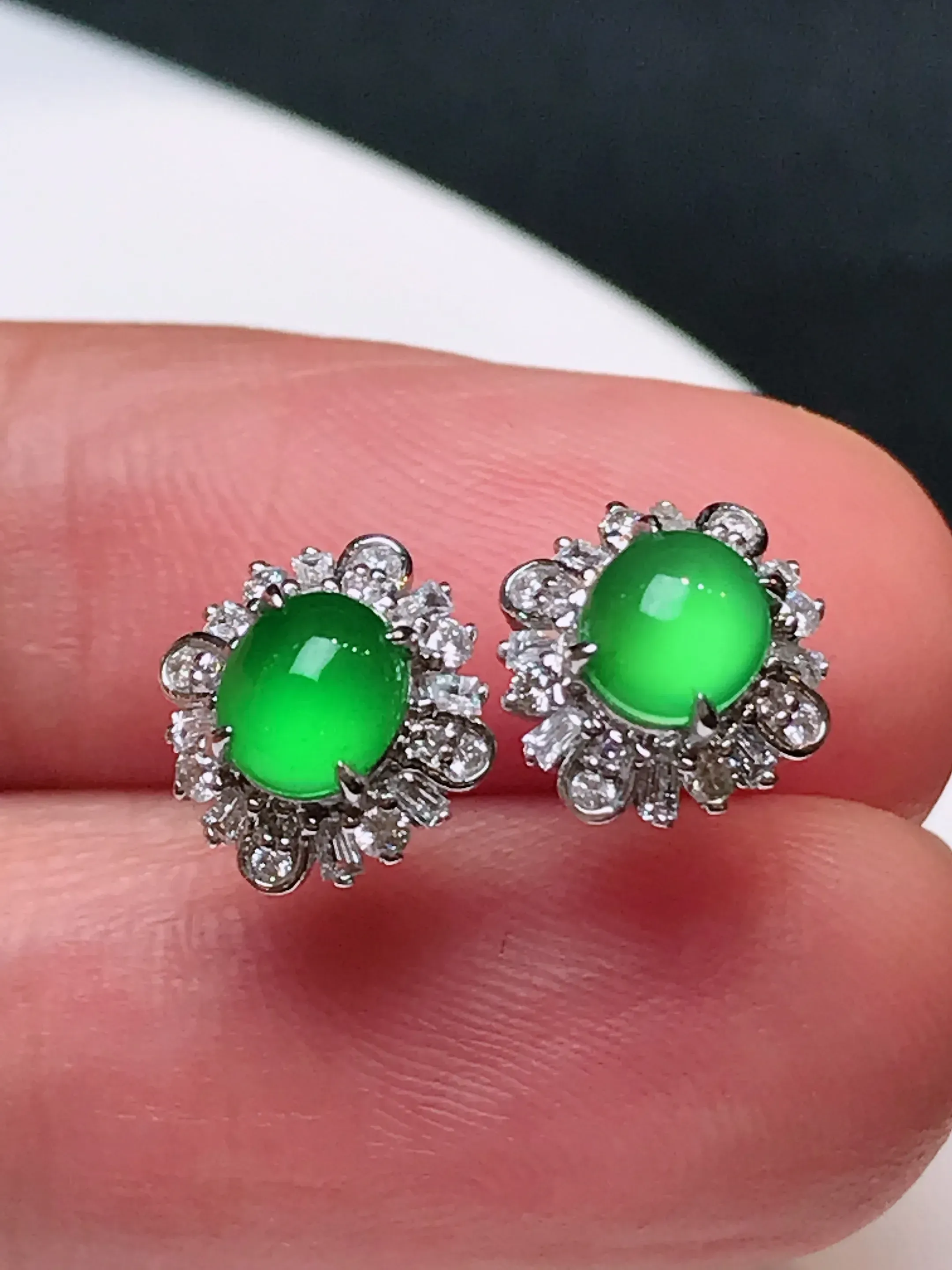 严选推荐耳钉，老坑玻璃种阳绿翡翠四季豆耳钉，18k金钻镶嵌而成，品相佳，佩戴效果佳，尽显气质。老坑料子，种水上乘，盈润通透，起强玻璃光泽。高性价比，值得入手。裸石尺寸约5.3-4.6毫米