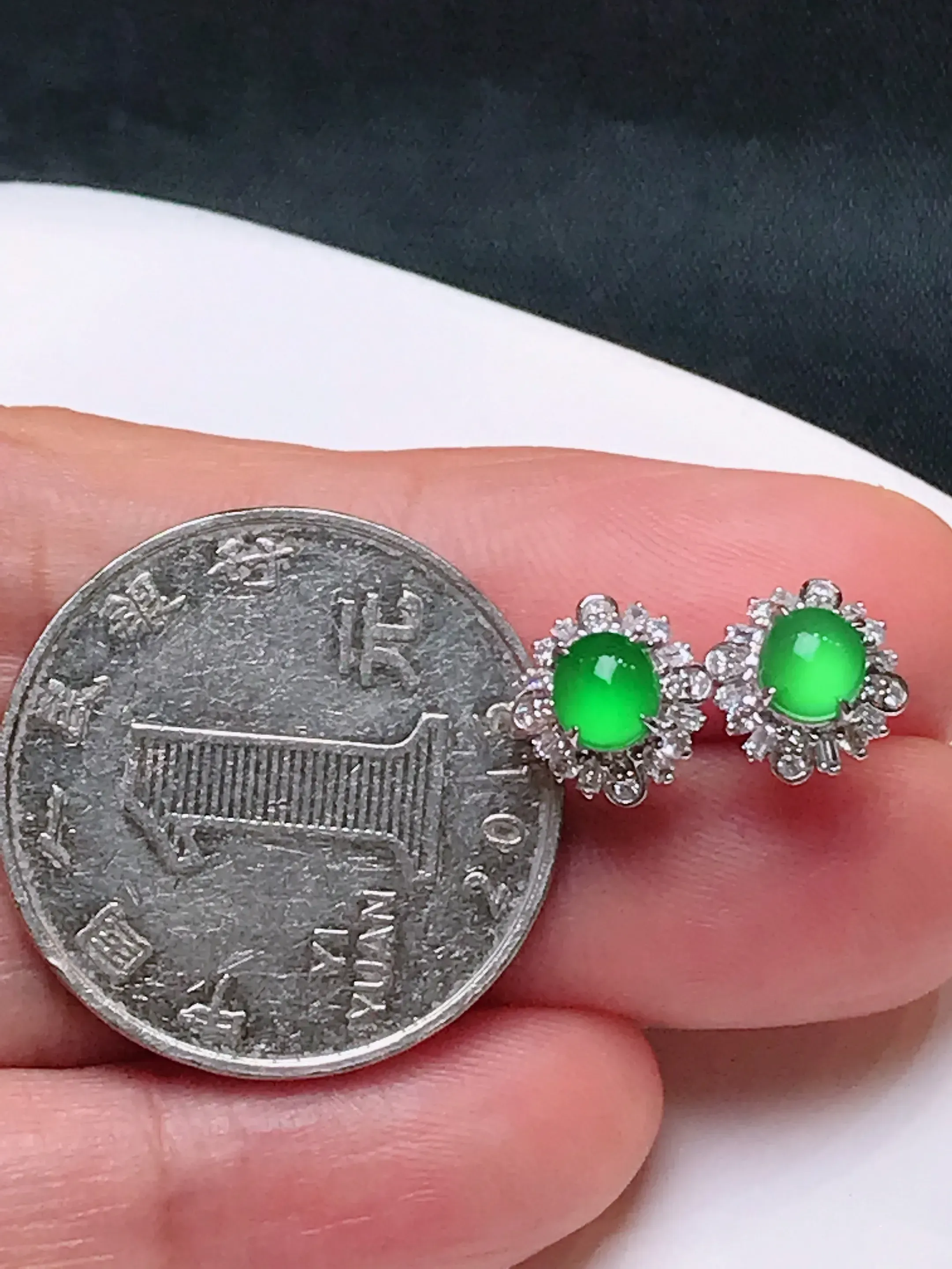 严选推荐耳钉，老坑玻璃种阳绿翡翠四季豆耳钉，18k金钻镶嵌而成，品相佳，佩戴效果佳，尽显气质。老坑料子，种水上乘，盈润通透，起强玻璃光泽。高性价比，值得入手。裸石尺寸约5.3-4.6毫米