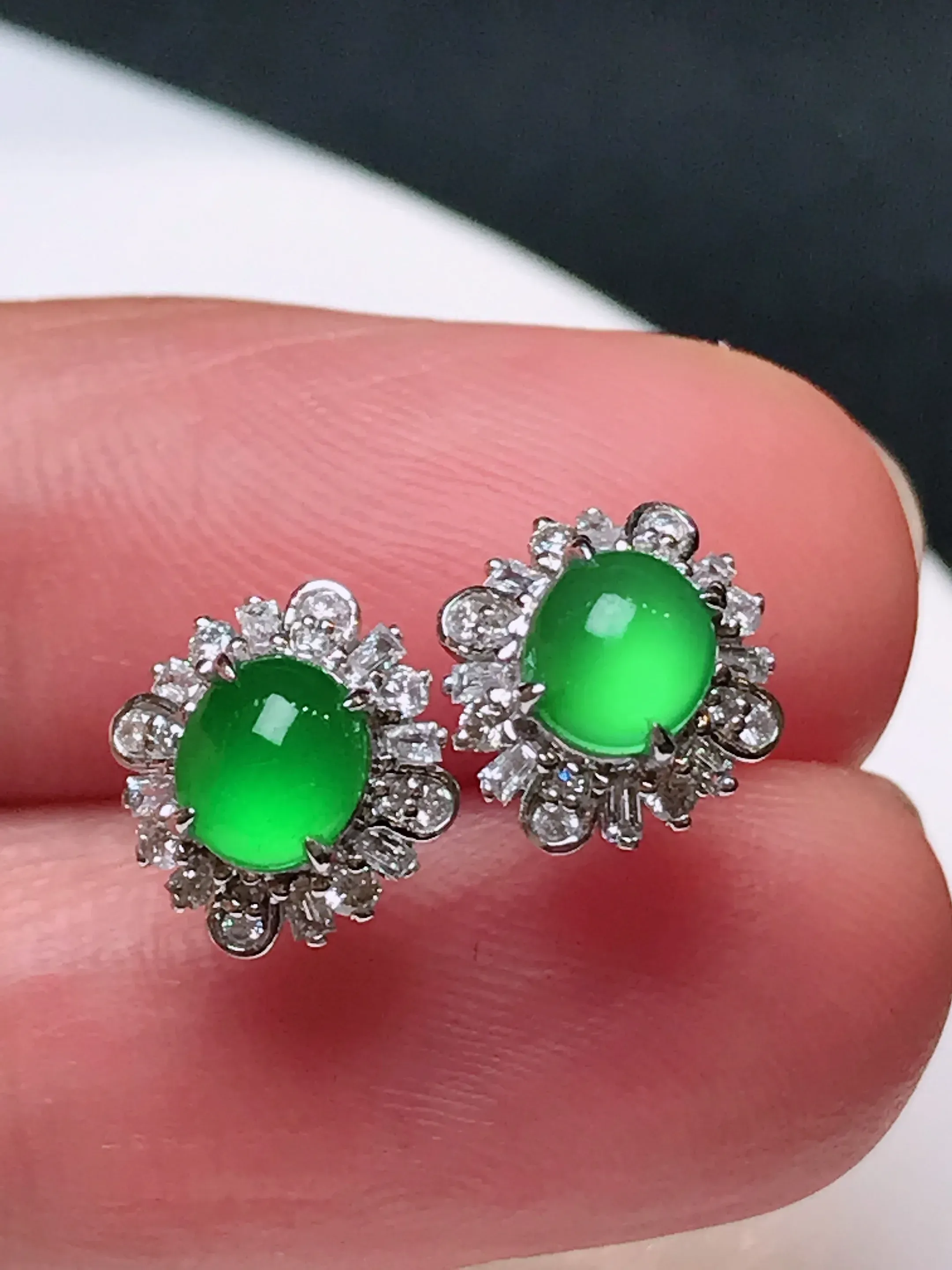 严选推荐耳钉，老坑玻璃种阳绿翡翠四季豆耳钉，18k金钻镶嵌而成，品相佳，佩戴效果佳，尽显气质。老坑料子，种水上乘，盈润通透，起强玻璃光泽。高性价比，值得入手。裸石尺寸约5.3-4.6毫米