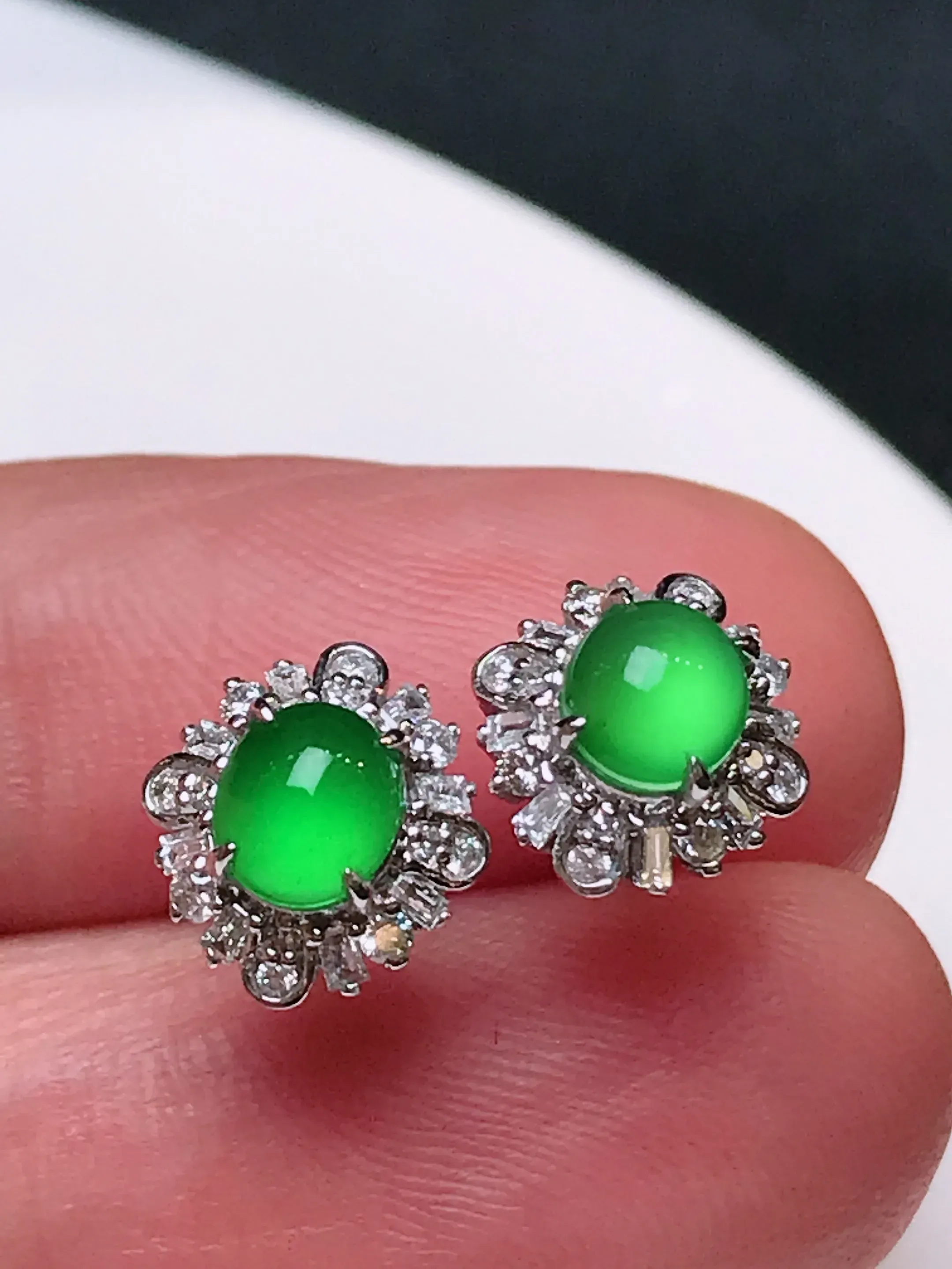 严选推荐耳钉，老坑玻璃种阳绿翡翠四季豆耳钉，18k金钻镶嵌而成，品相佳，佩戴效果佳，尽显气质。老坑料子，种水上乘，盈润通透，起强玻璃光泽。高性价比，值得入手。裸石尺寸约5.3-4.6毫米