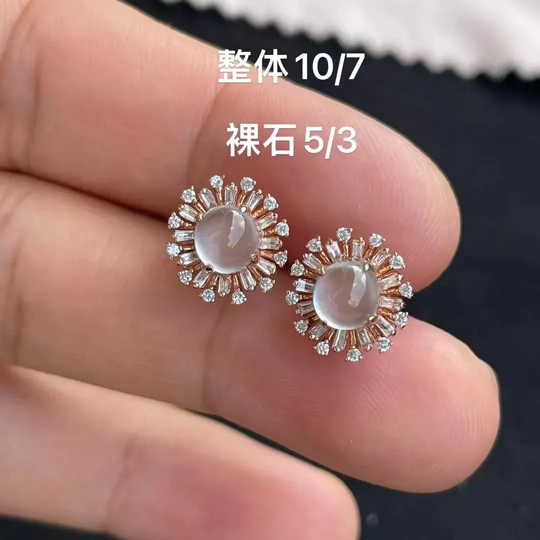 优选推荐玻璃种荧光蛋面耳钉耳坠，18k金镶嵌，冰清水润，品相佳，干净清爽，精致新颖，佩戴时尚出众，整体尺寸：10-7毫米
