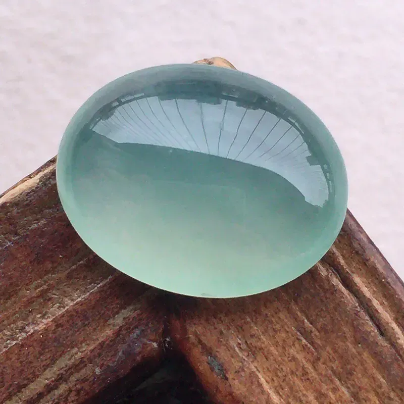 戒面裸石，翡翠冰透晴水蛋面镶嵌件，自然光实拍，种水好，底子干净，玉质细腻莹润，镶嵌后更美，尺寸：12*9.5*4.3mm，重0.82克