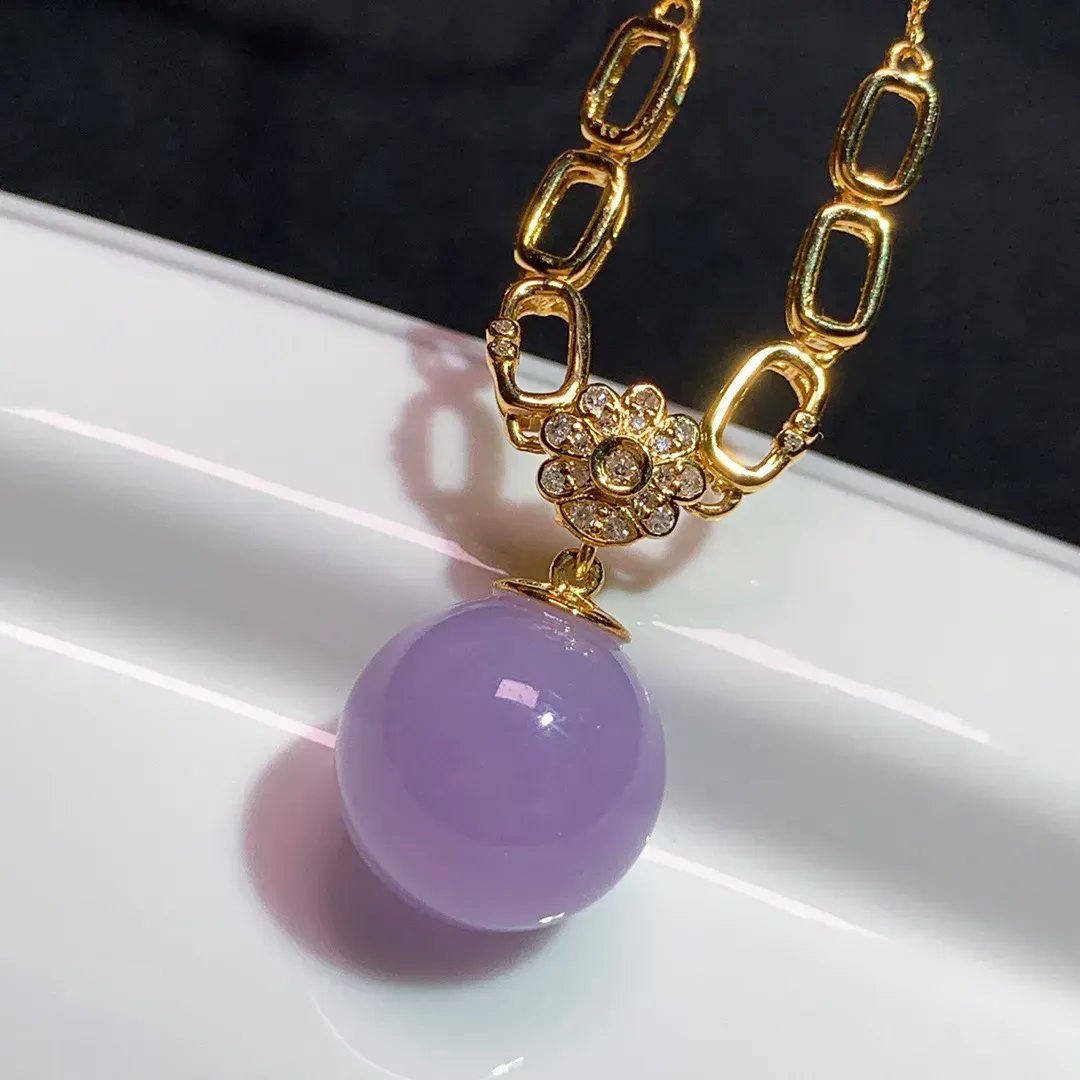 冰紫圆珠锁骨项链吊坠，直径:11.6   色泽艳丽 种好冰透 玉质细腻水润  底质干净  款式时尚  佩戴精致亮丽