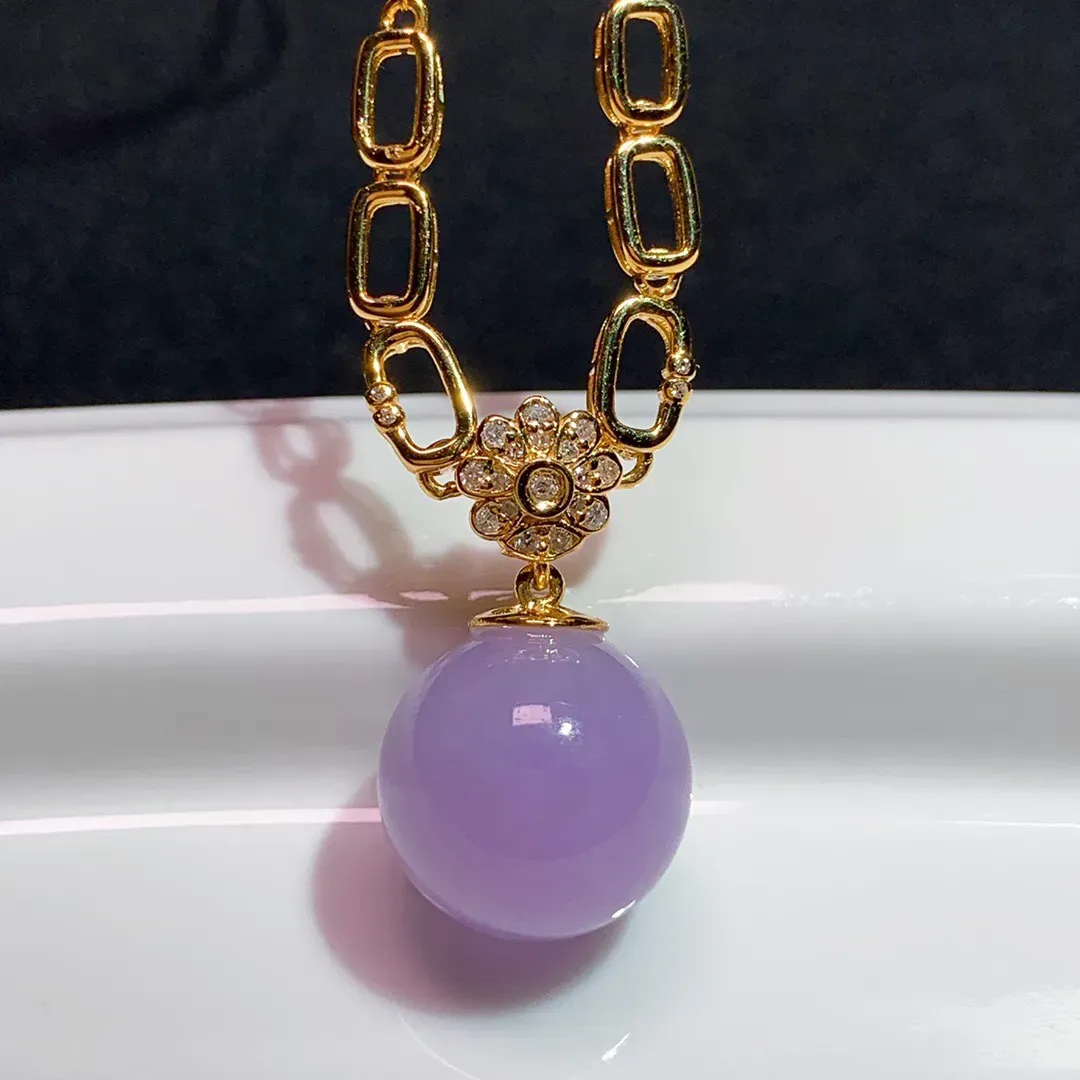 冰紫圆珠锁骨项链吊坠，直径:11.6   色泽艳丽 种好冰透 玉质细腻水润  底质干净  款式时尚  佩戴精致亮丽
