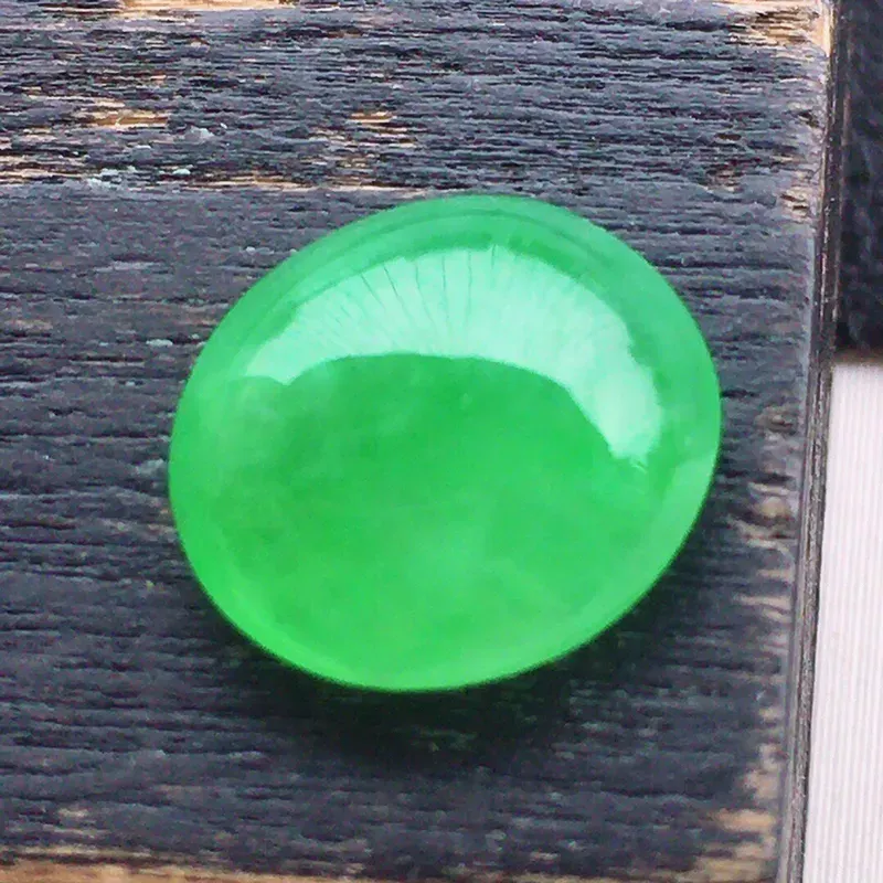 戒面裸石，翡翠满阳绿蛋面镶嵌件，自然光实拍，种水好，底子干净，玉质细腻莹润，镶嵌后更美，尺寸：9.5*8.8*4.1mm，重0.60克