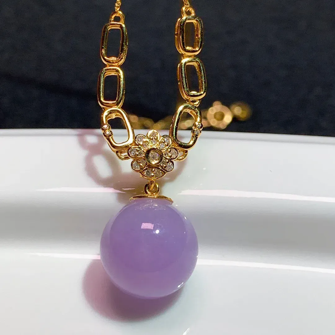冰紫圆珠锁骨项链吊坠，直径:11.6   色泽艳丽 种好冰透 玉质细腻水润  底质干净  款式时尚 