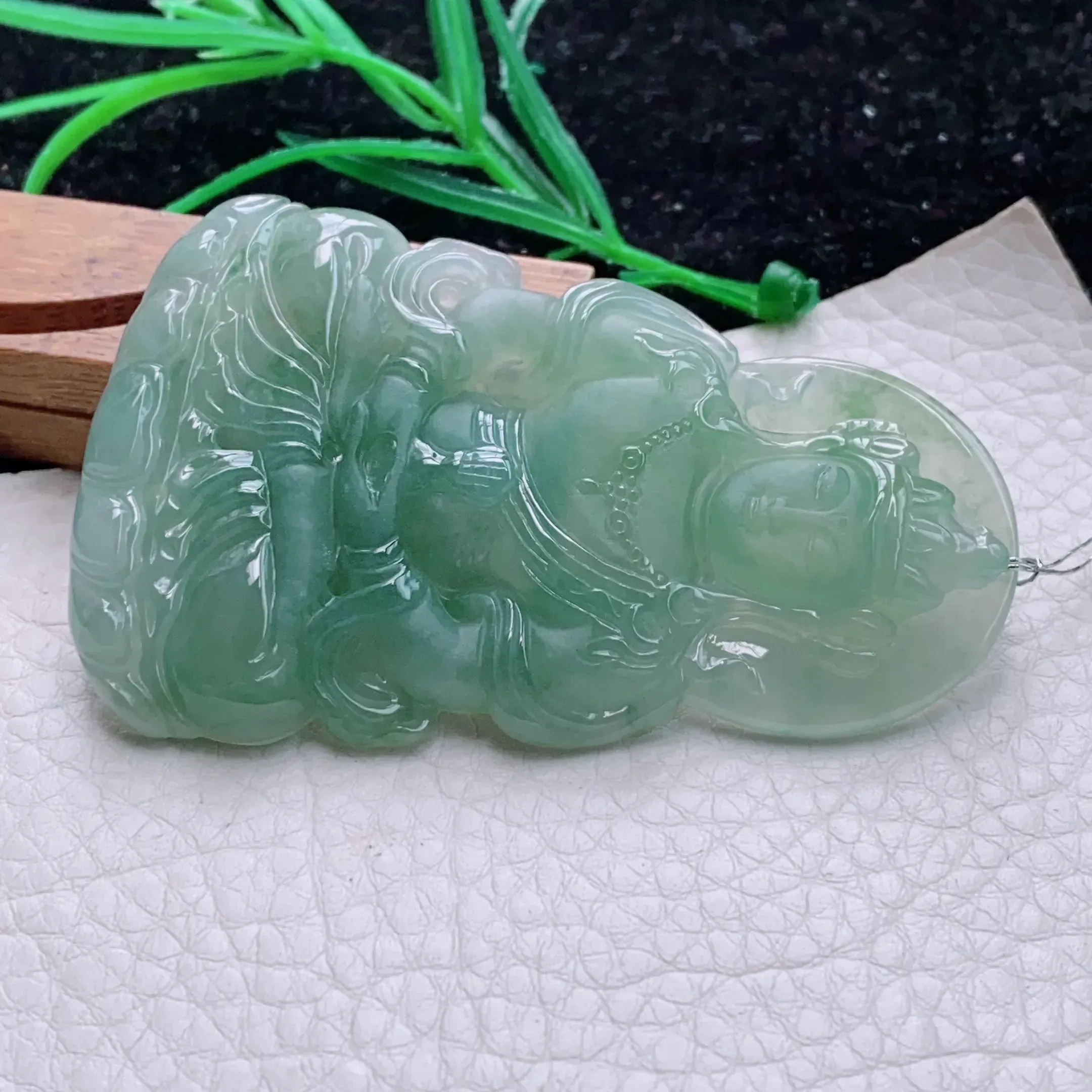 自然光实拍，水润满绿冰油渡母观音菩萨吊坠，种老水足  端庄高雅，玉质细腻，雕工精湛，慈祥端庄大方，佩戴高雅大方！qxz尺寸:72.6*45*6.3mm