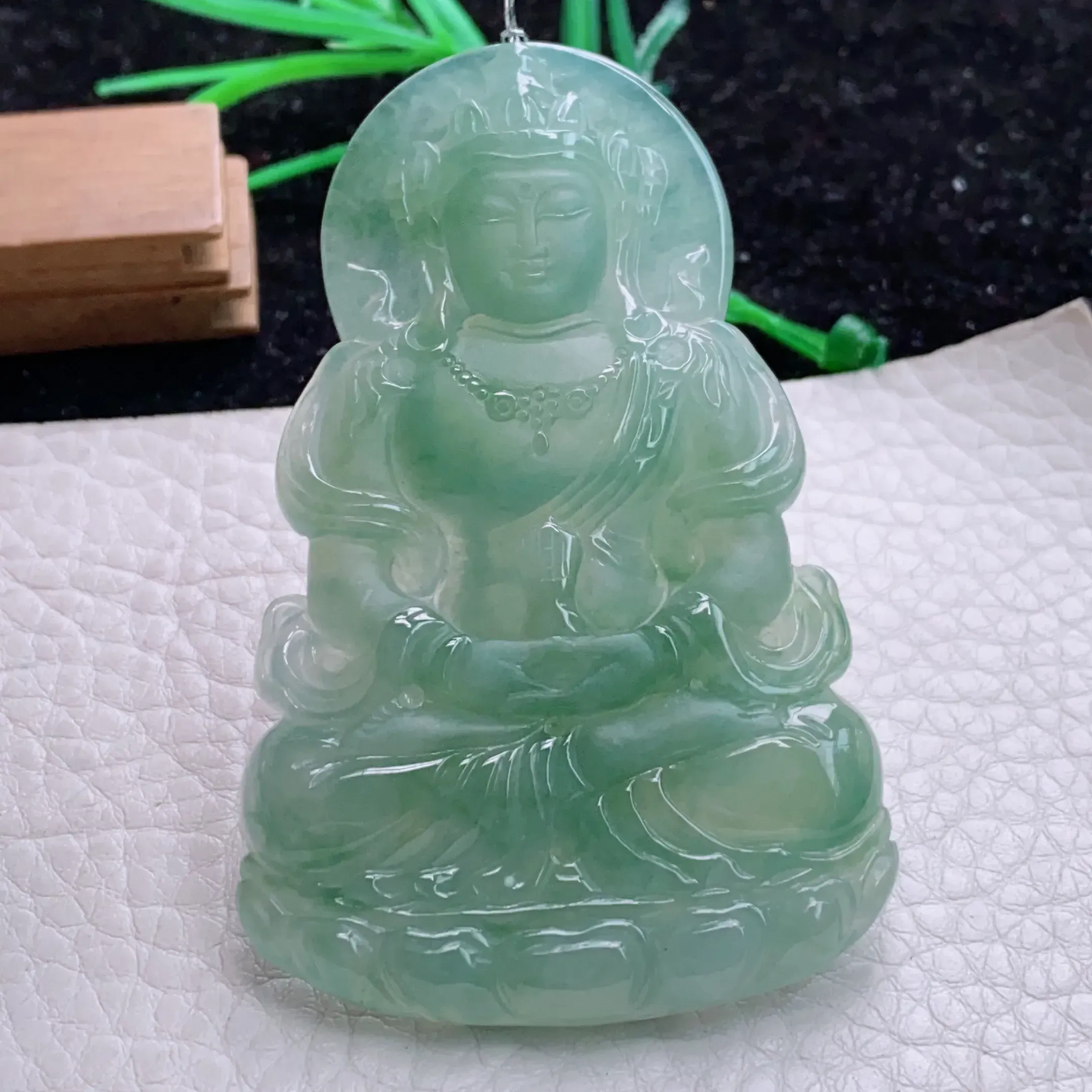 自然光实拍，水润满绿冰油渡母观音菩萨吊坠，种老水足  端庄高雅，玉质细腻，雕工精湛，慈祥端庄大方，佩戴高雅大方！qxz尺寸:72.6*45*6.3mm